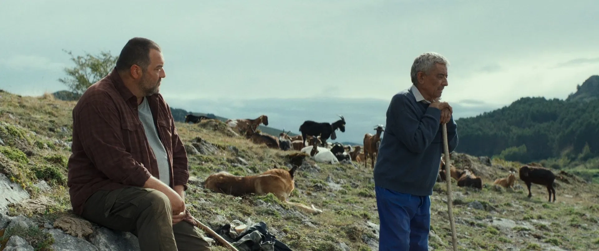 José Manuel Fernández Blanco and Denis Ménochet in The Beasts (2022)