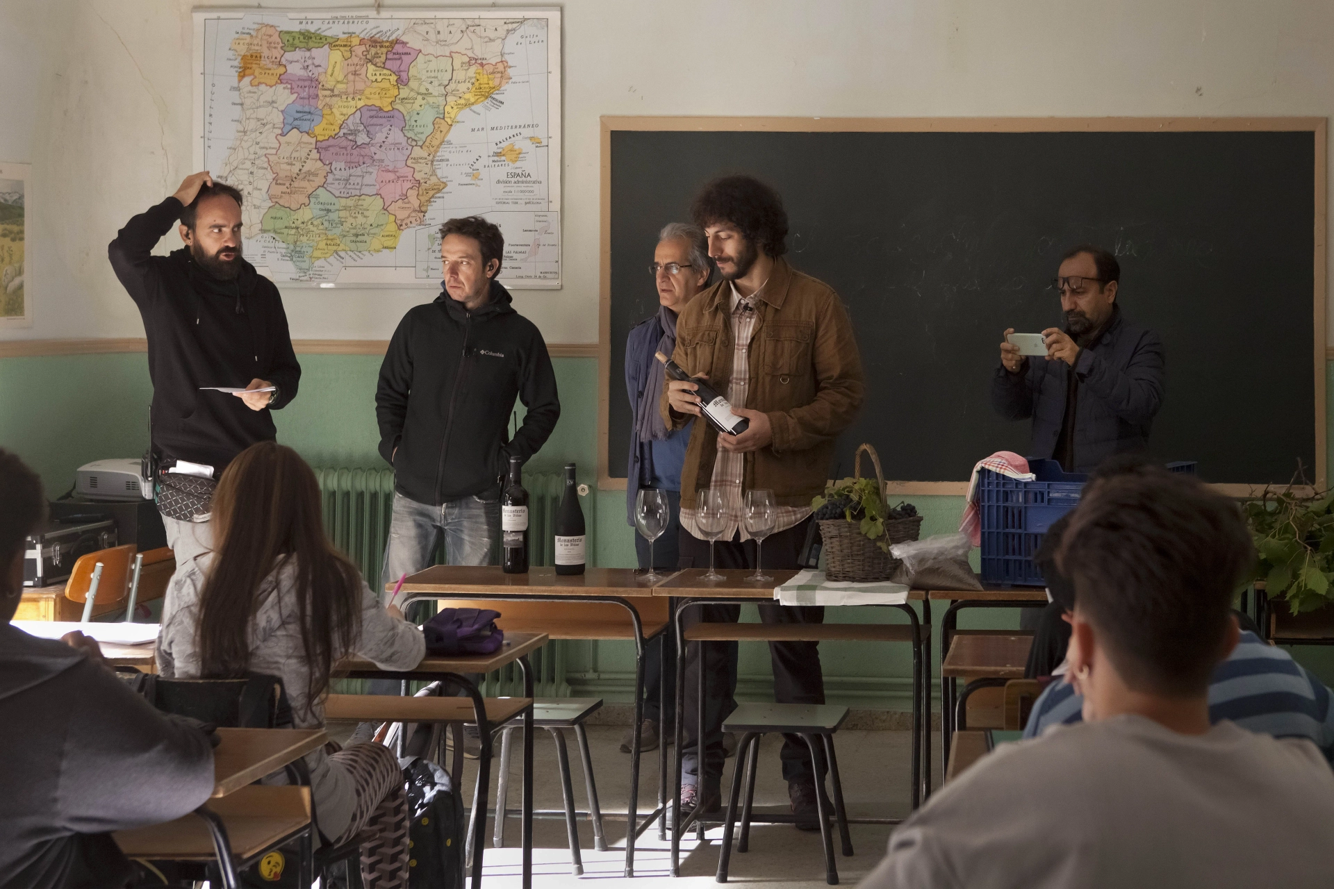 David Pareja, Asghar Farhadi, Álex Sancho, and Aser García Rada in Everybody Knows (2018)