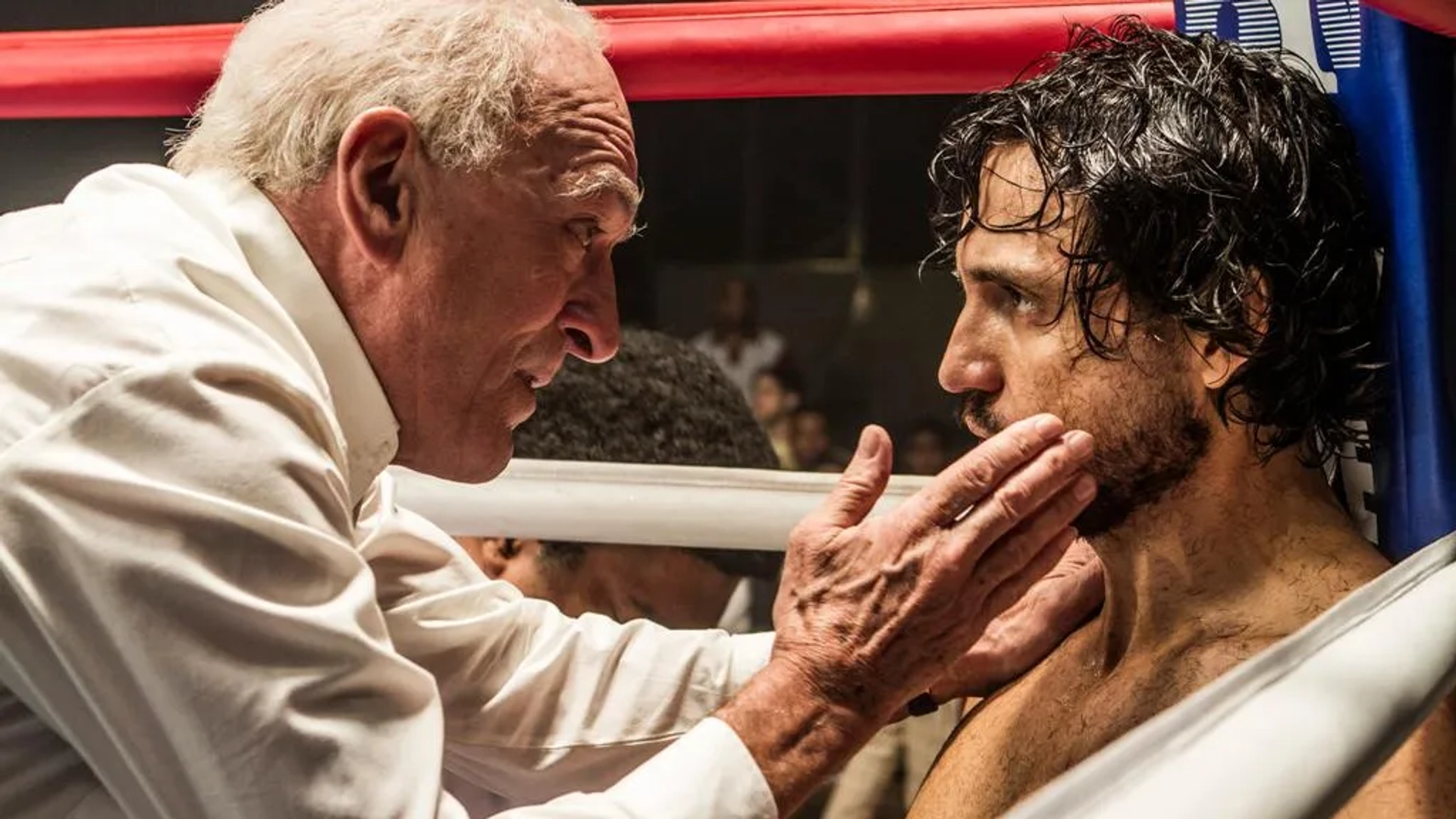 Robert De Niro and Edgar Ramírez in Hands of Stone (2016)