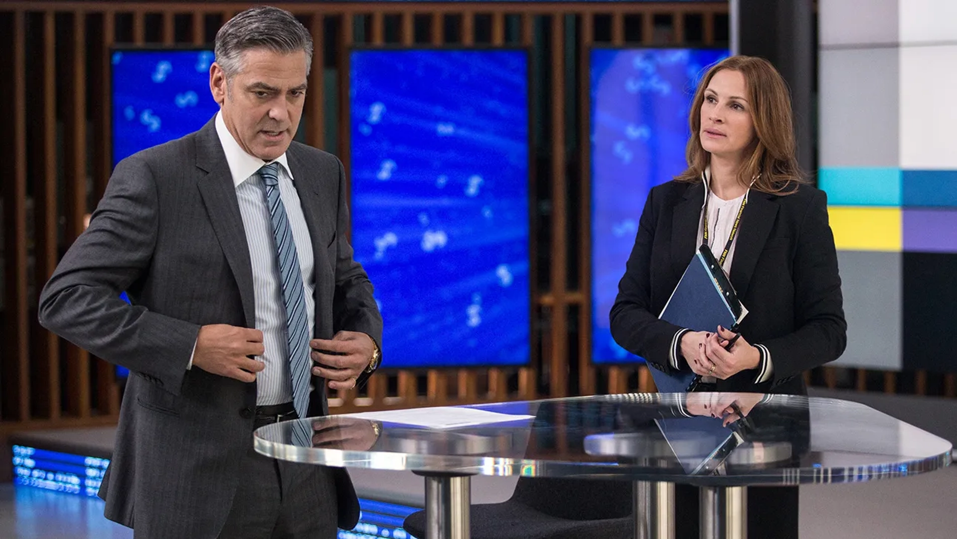 George Clooney and Julia Roberts in Money Monster (2016)