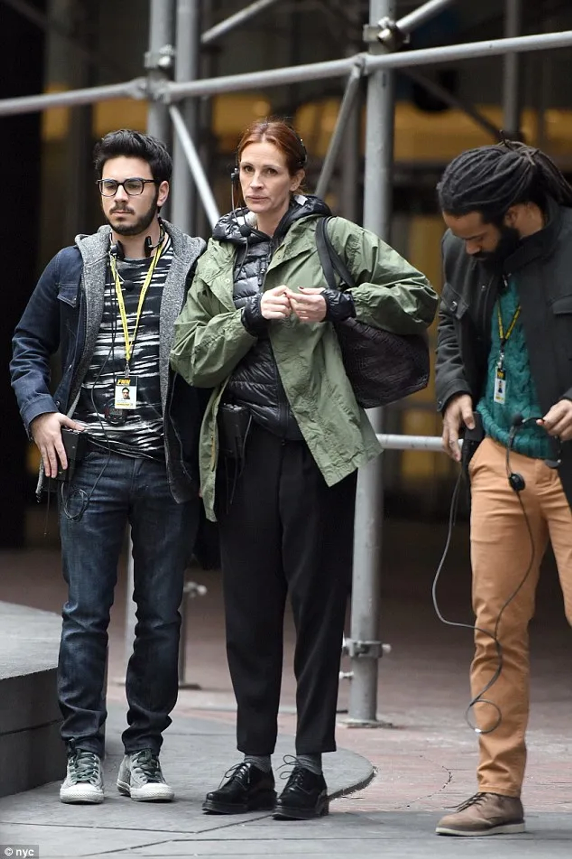 Julia Roberts, Grant Rosenmeyer, and Carsey Walker Jr. in Money Monster (2016)