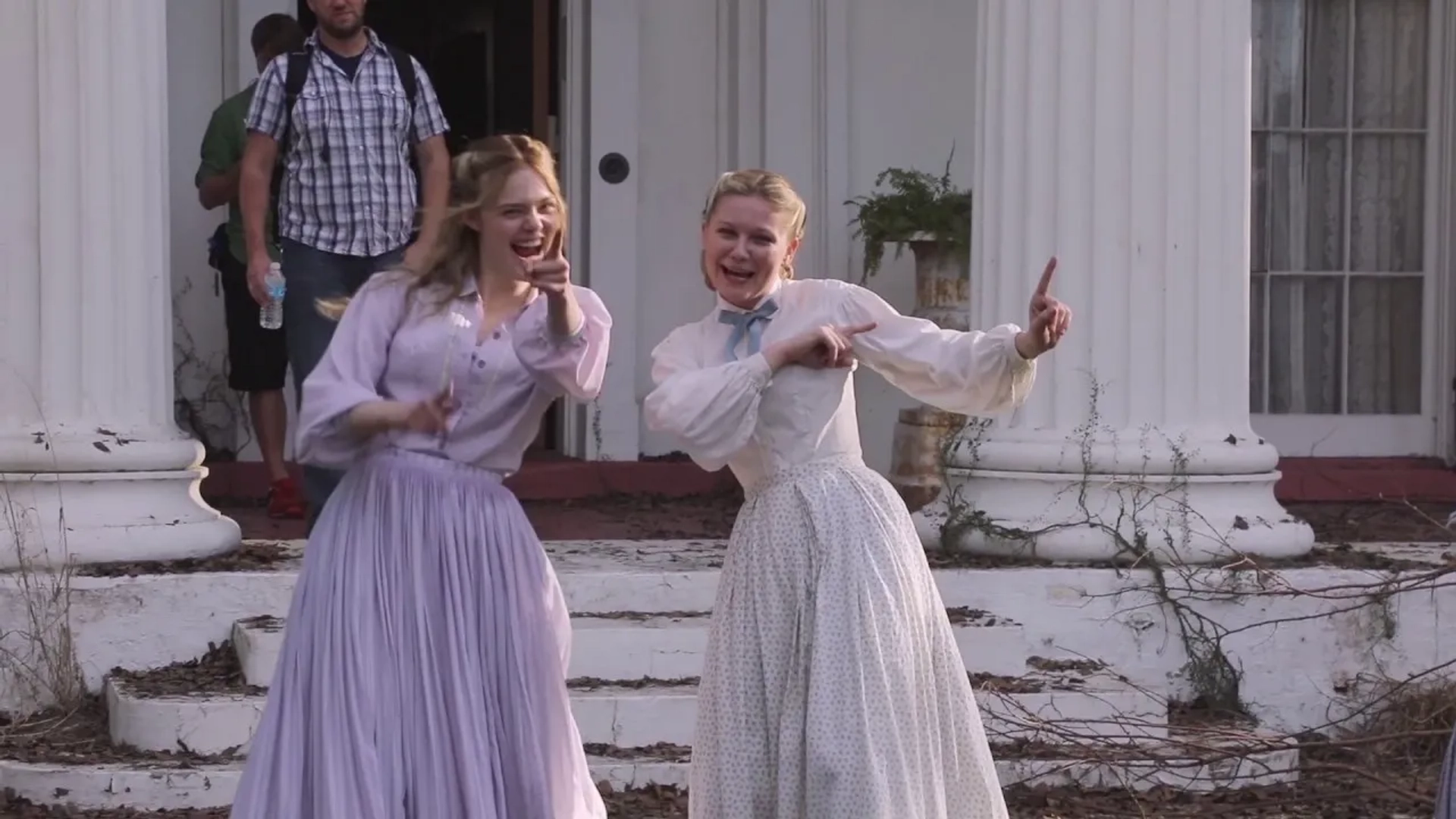 Kirsten Dunst and Elle Fanning in The Beguiled (2017)