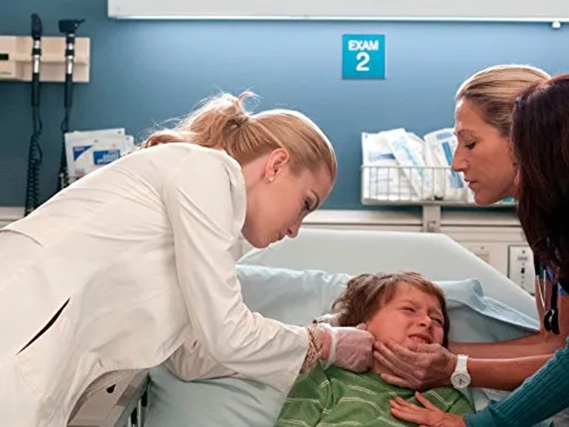 Edie Falco, Betty Gilpin, and Skylar Gaertner in Nurse Jackie (2009)