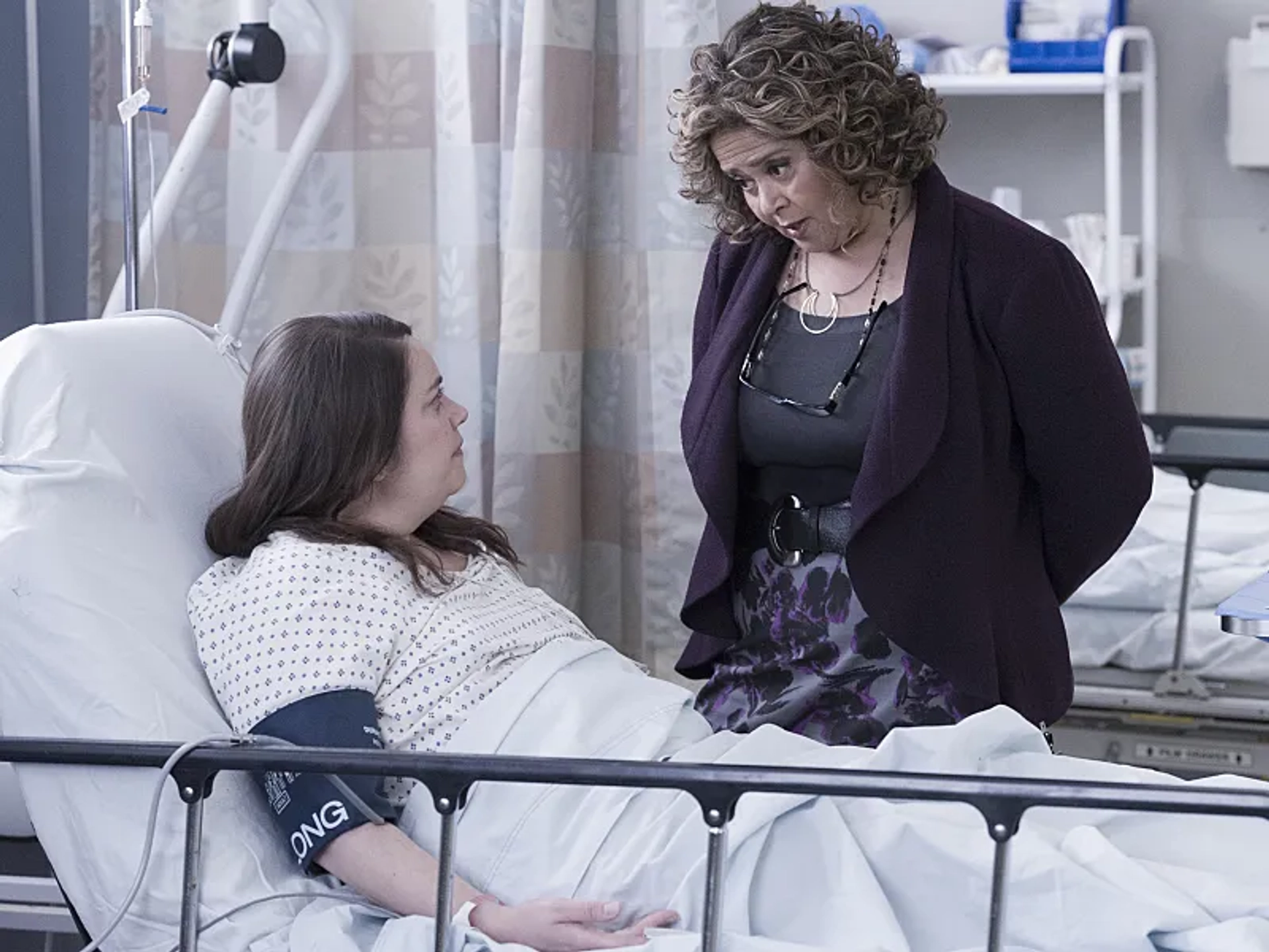 Vanessa Aspillaga and Anna Deavere Smith in Nurse Jackie (2009)