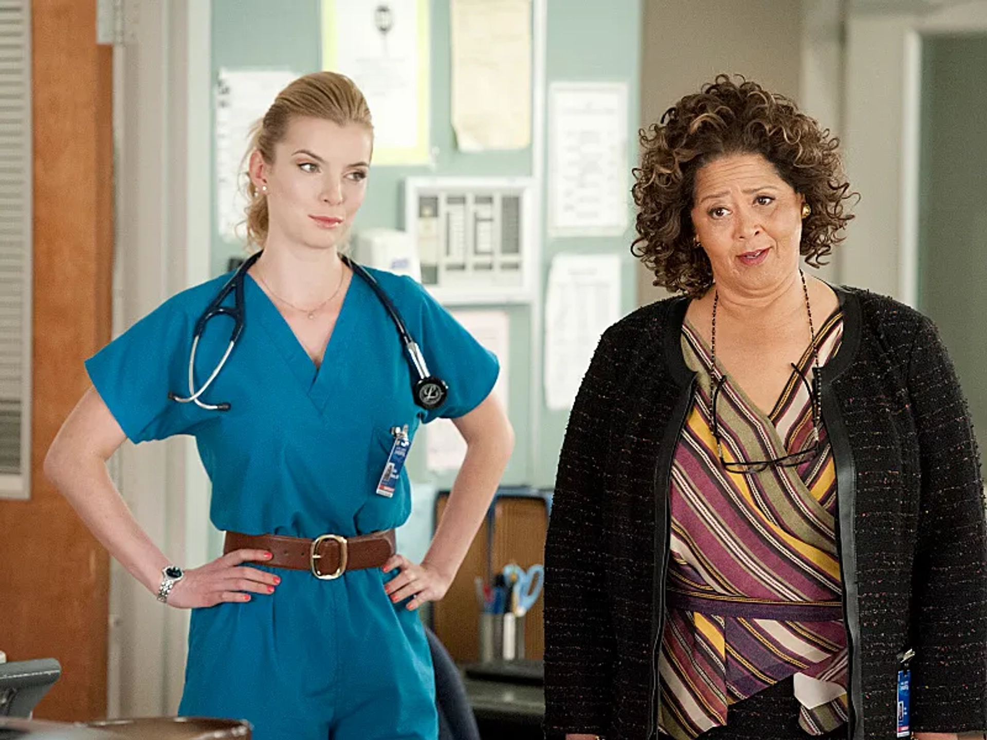 Anna Deavere Smith and Betty Gilpin in Nurse Jackie (2009)