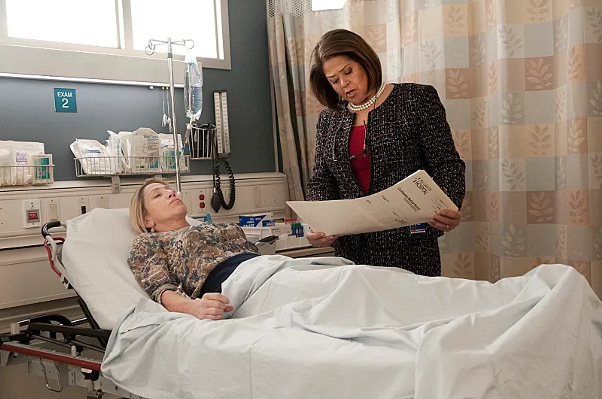 Edie Falco and Anna Deavere Smith in Nurse Jackie (2009)