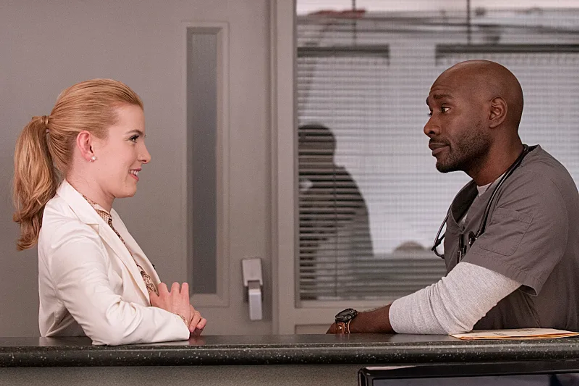 Morris Chestnut and Betty Gilpin in Nurse Jackie (2009)