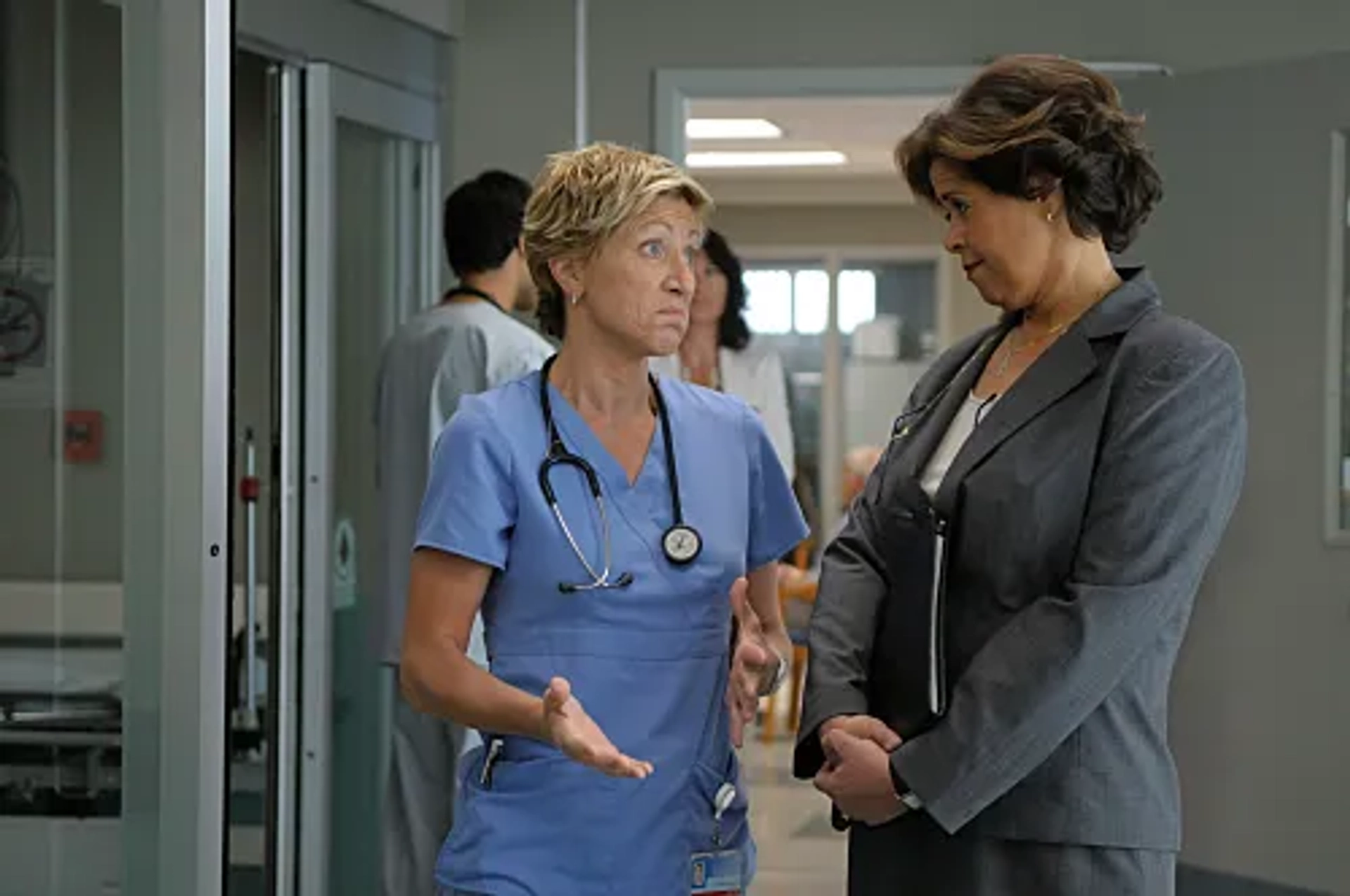 Edie Falco and Anna Deavere Smith in Nurse Jackie (2009)