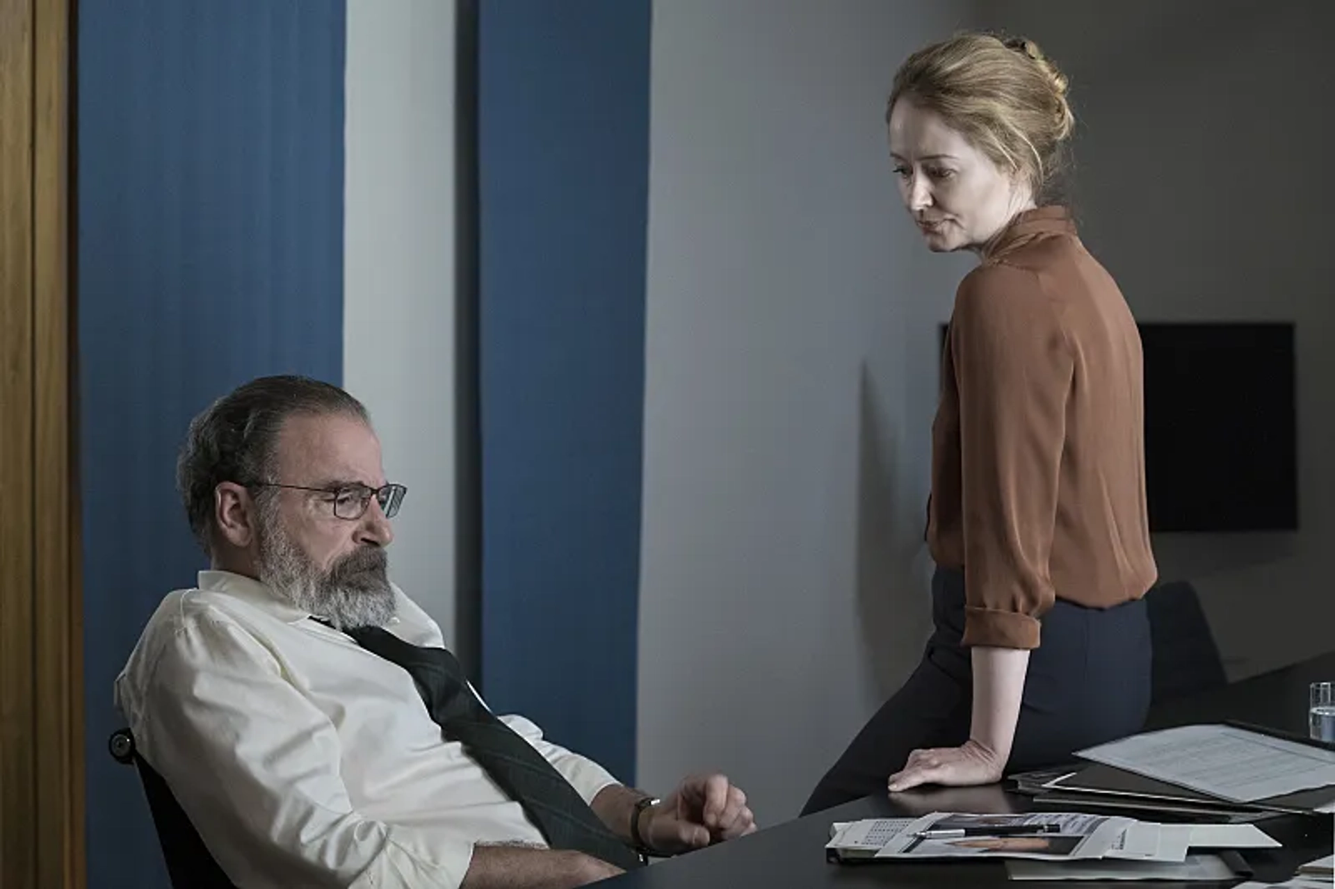 Miranda Otto and Mandy Patinkin in Homeland (2011)