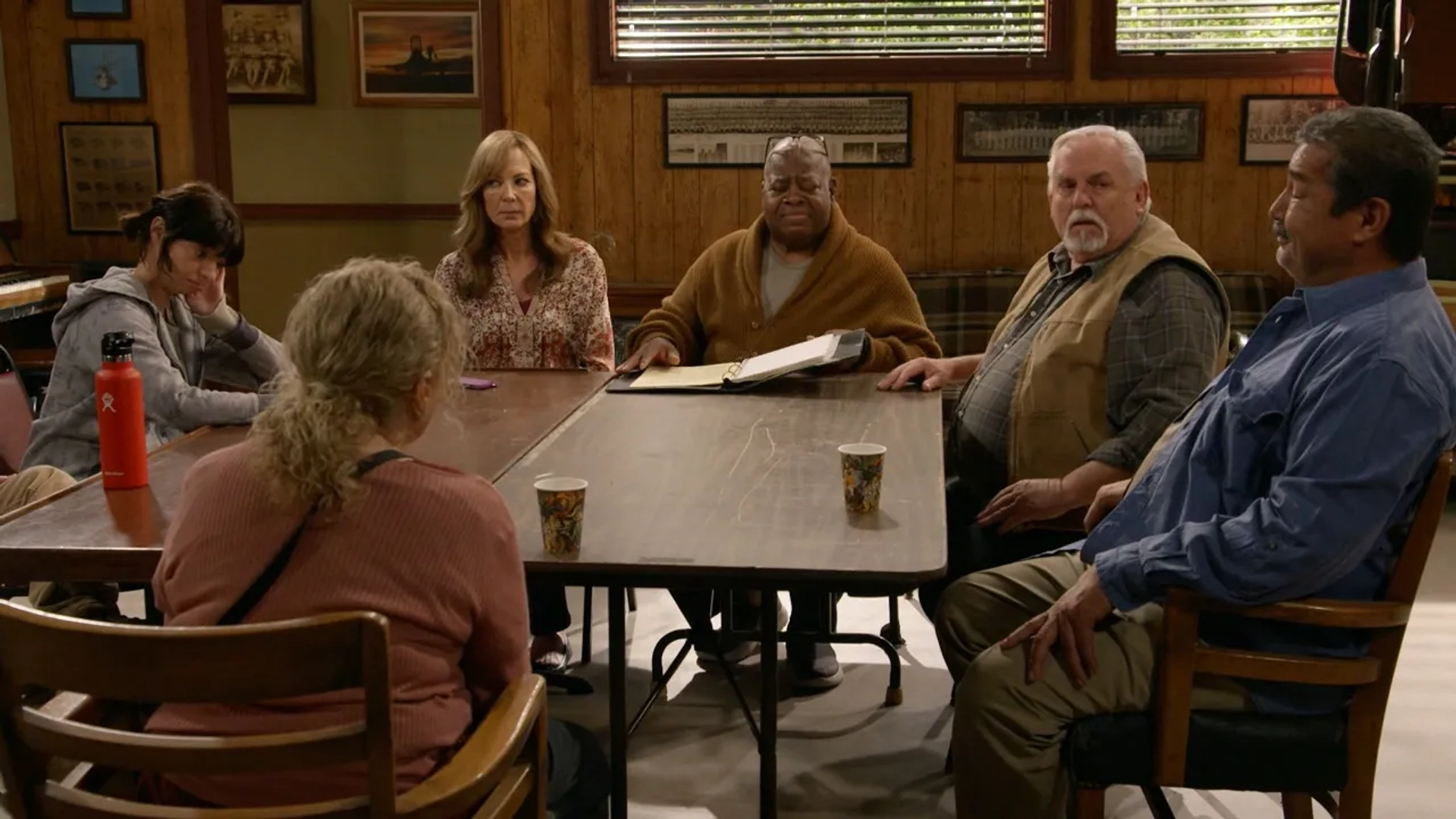 John Ratzenberger, Reginald VelJohnson, Allison Janney, and Kate Micucci in Mom (2013)