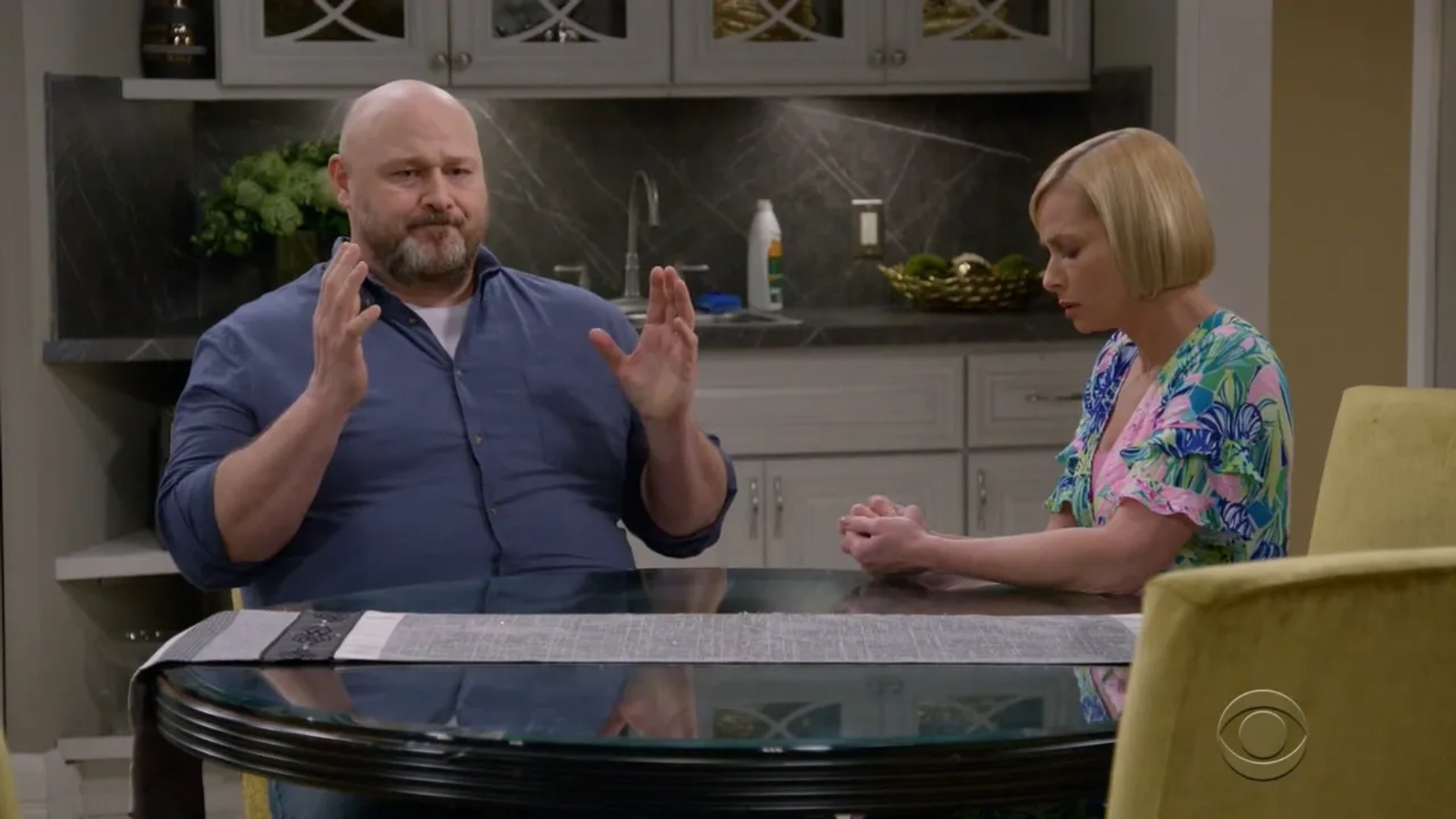 Jaime Pressly and Will Sasso in Mom: Judy Garland and a Sexy Troll Doll (2020)