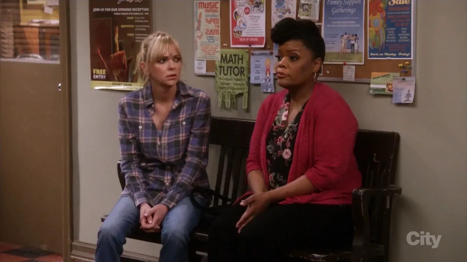 Anna Faris and Yvette Nicole Brown in Mom (2013)