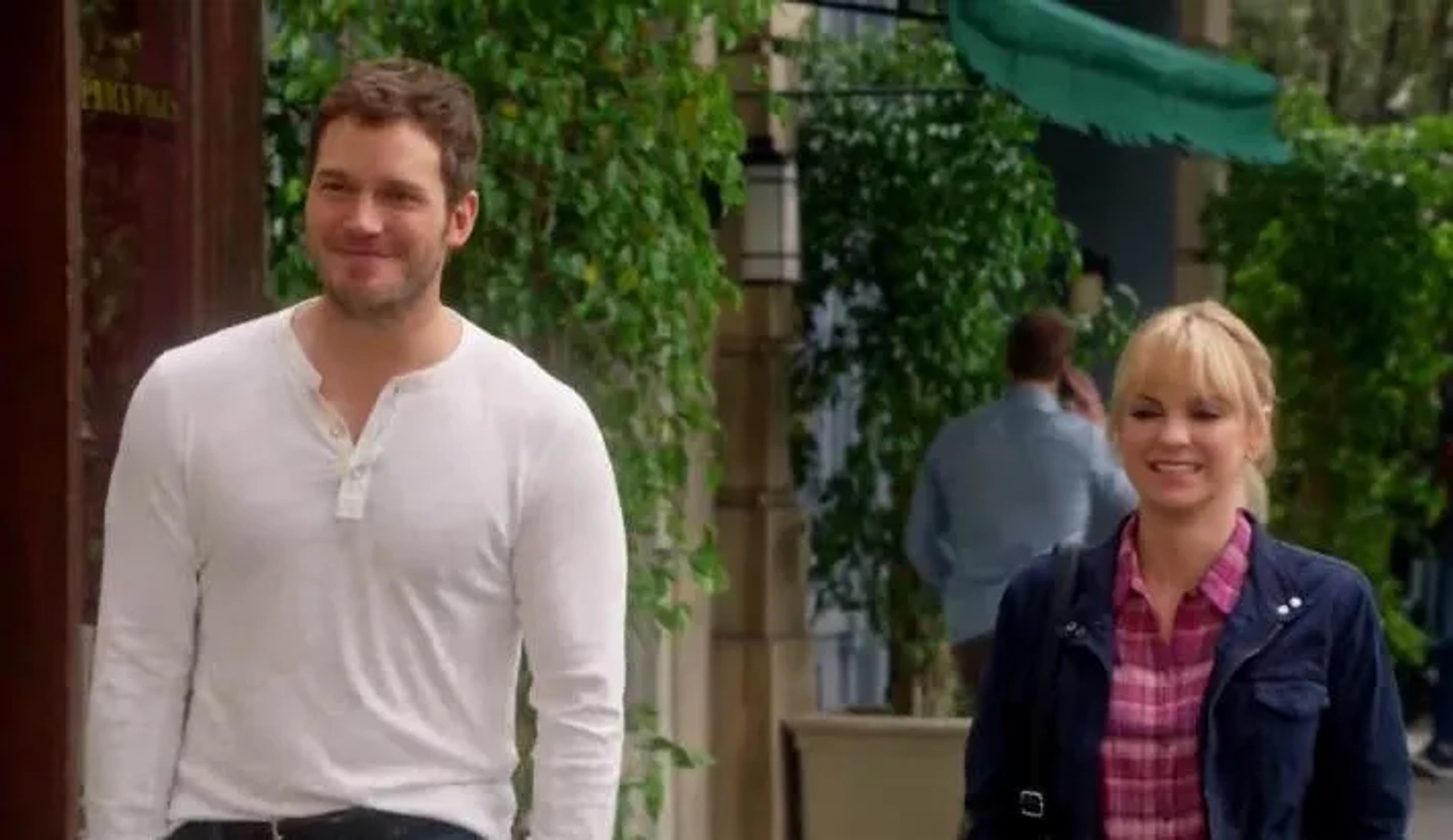 Anna Faris and Chris Pratt in Mom (2013)