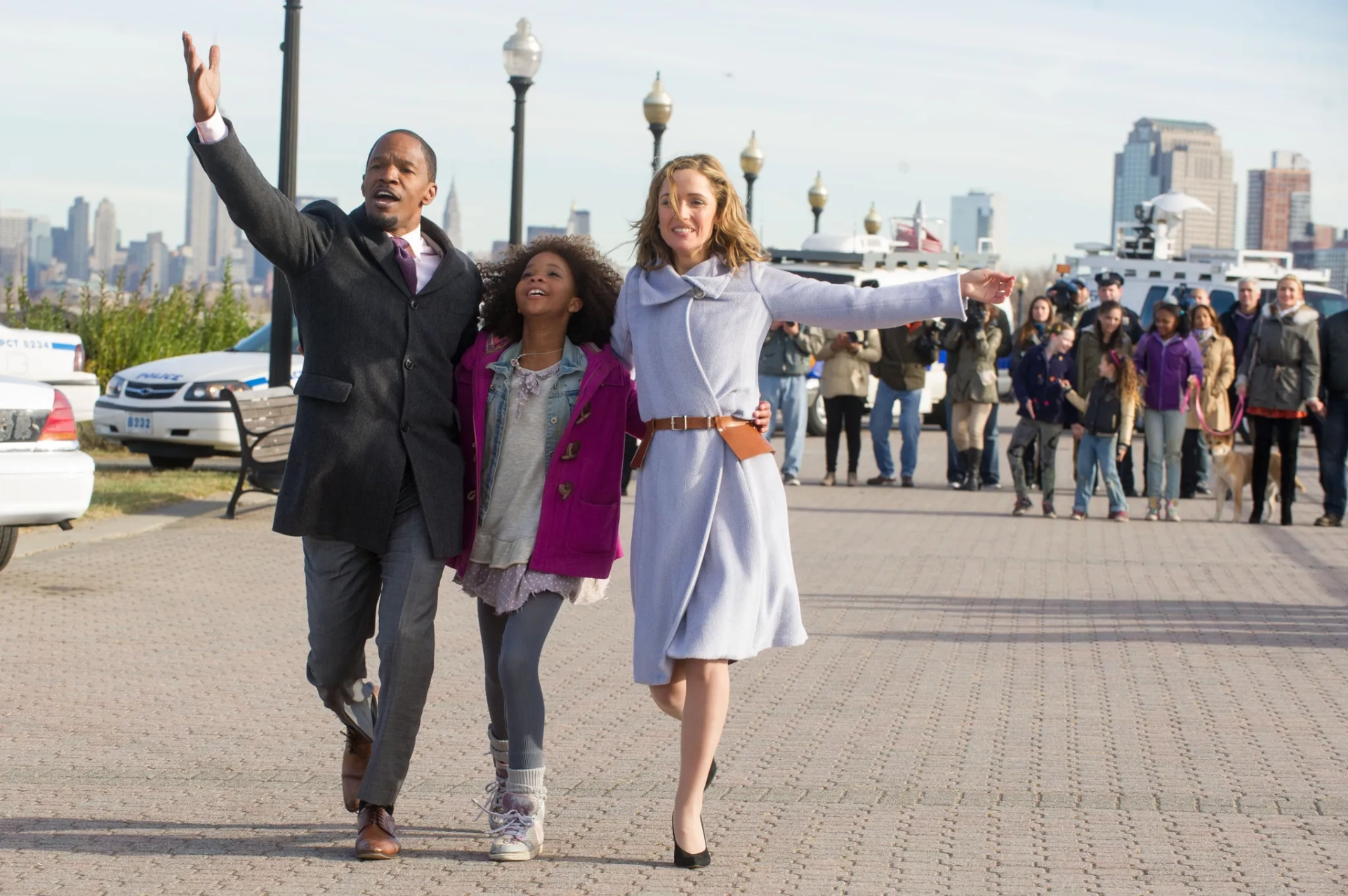 Jamie Foxx, Rose Byrne, Francesca Pinto, and Quvenzhané Wallis in Annie (2014)