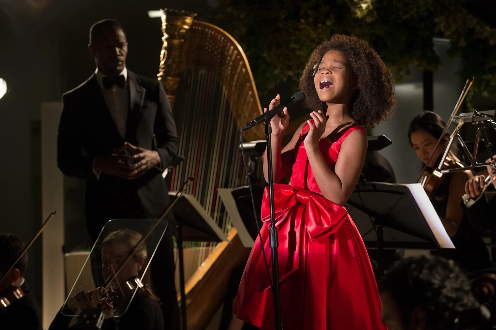 Jamie Foxx and Quvenzhané Wallis in Annie (2014)