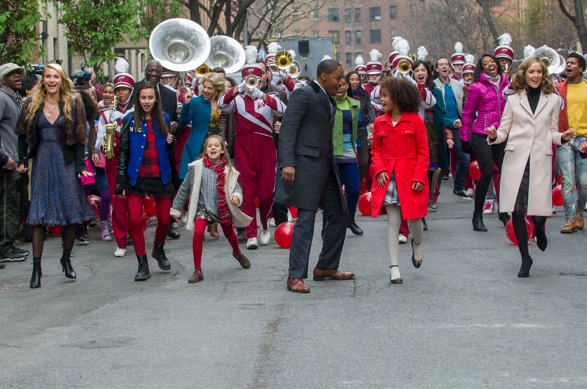 Cameron Diaz, Jamie Foxx, Rose Byrne, Patricia Pinto, Francesca Pinto, Stephanie Kurtzuba, Nicolette Pierini, Amanda Troya, and Quvenzhané Wallis in Annie (2014)