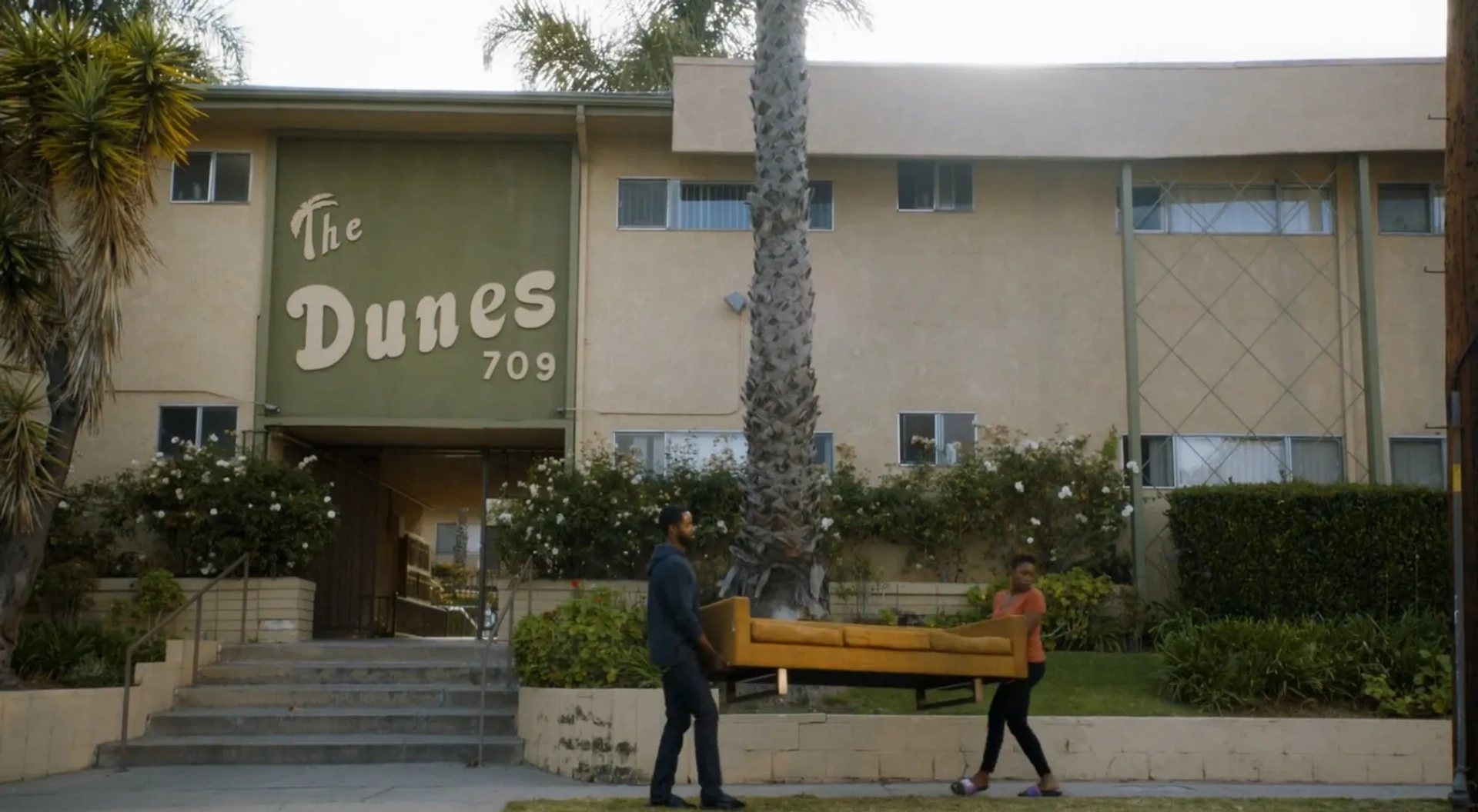 Jay Ellis and Issa Rae in Insecure (2016)