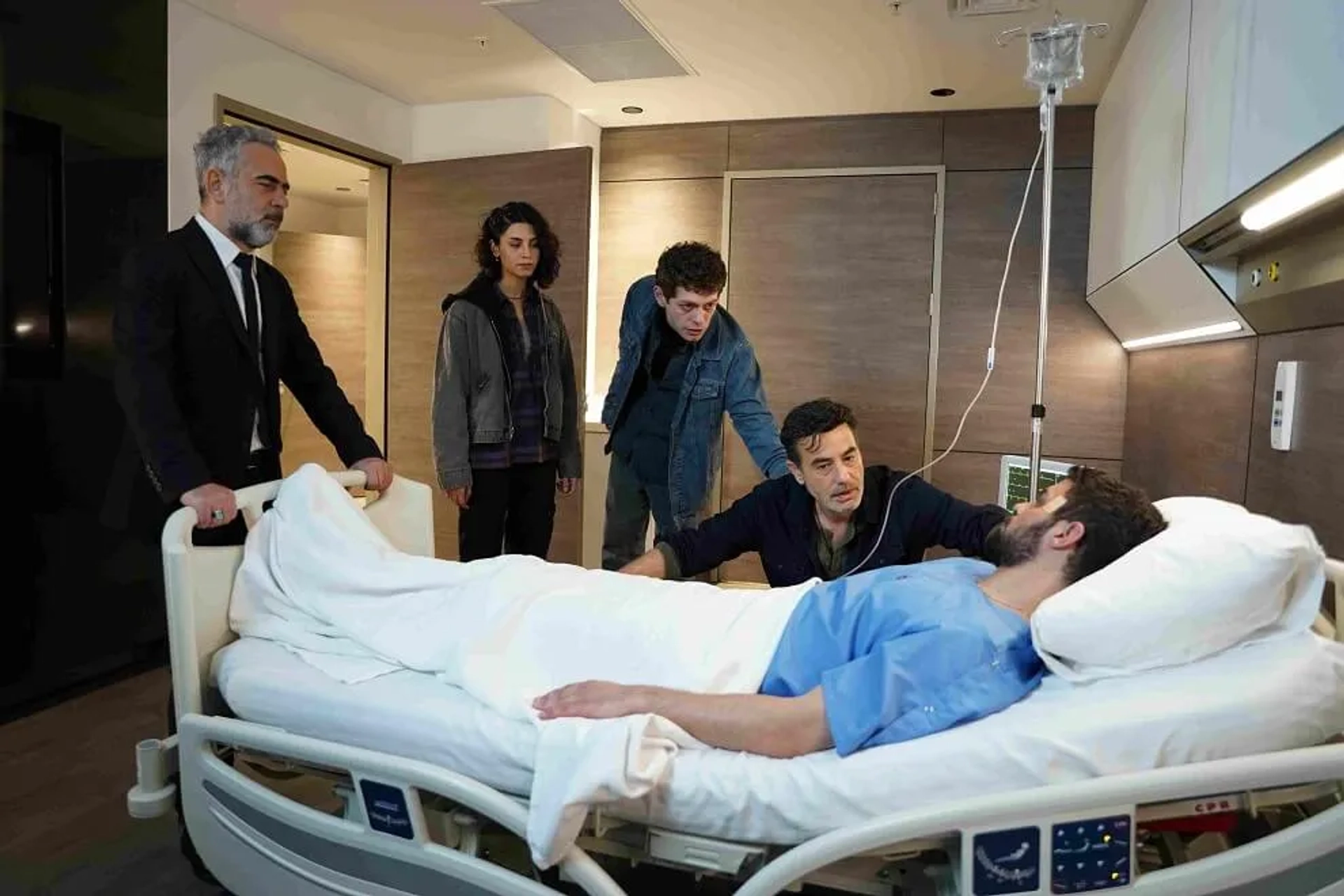 Halit Özgür Sari, Rojbin Erden, Tayanç Ayaydin, Yurdaer Okur, and Sezer Aricay in Wild Heart (2023)