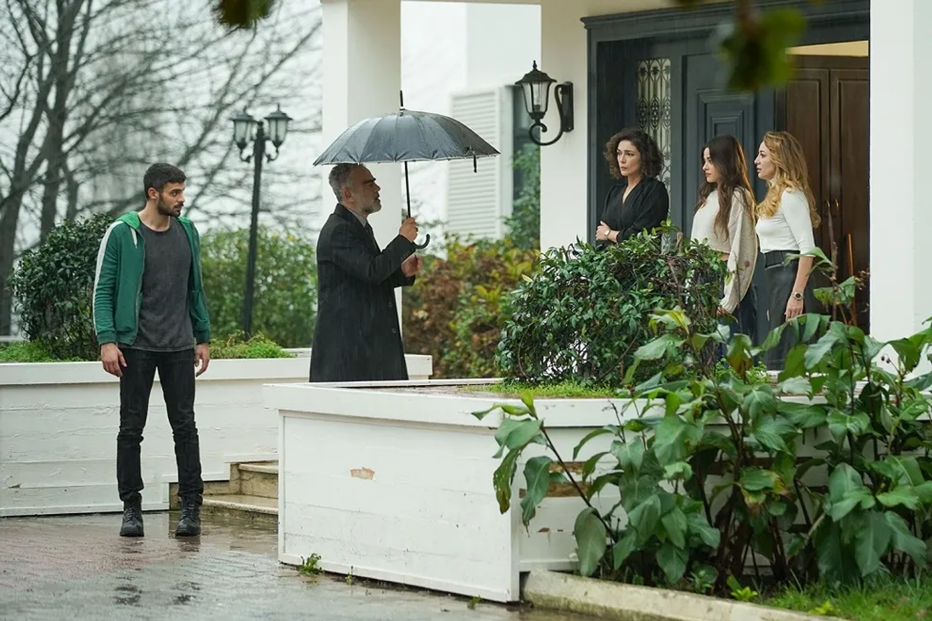 Halit Özgür Sari, Dolunay Soysert, Yurdaer Okur, Sebnem Hassanisoughi, and Simay Barlas in Wild Heart (2023)