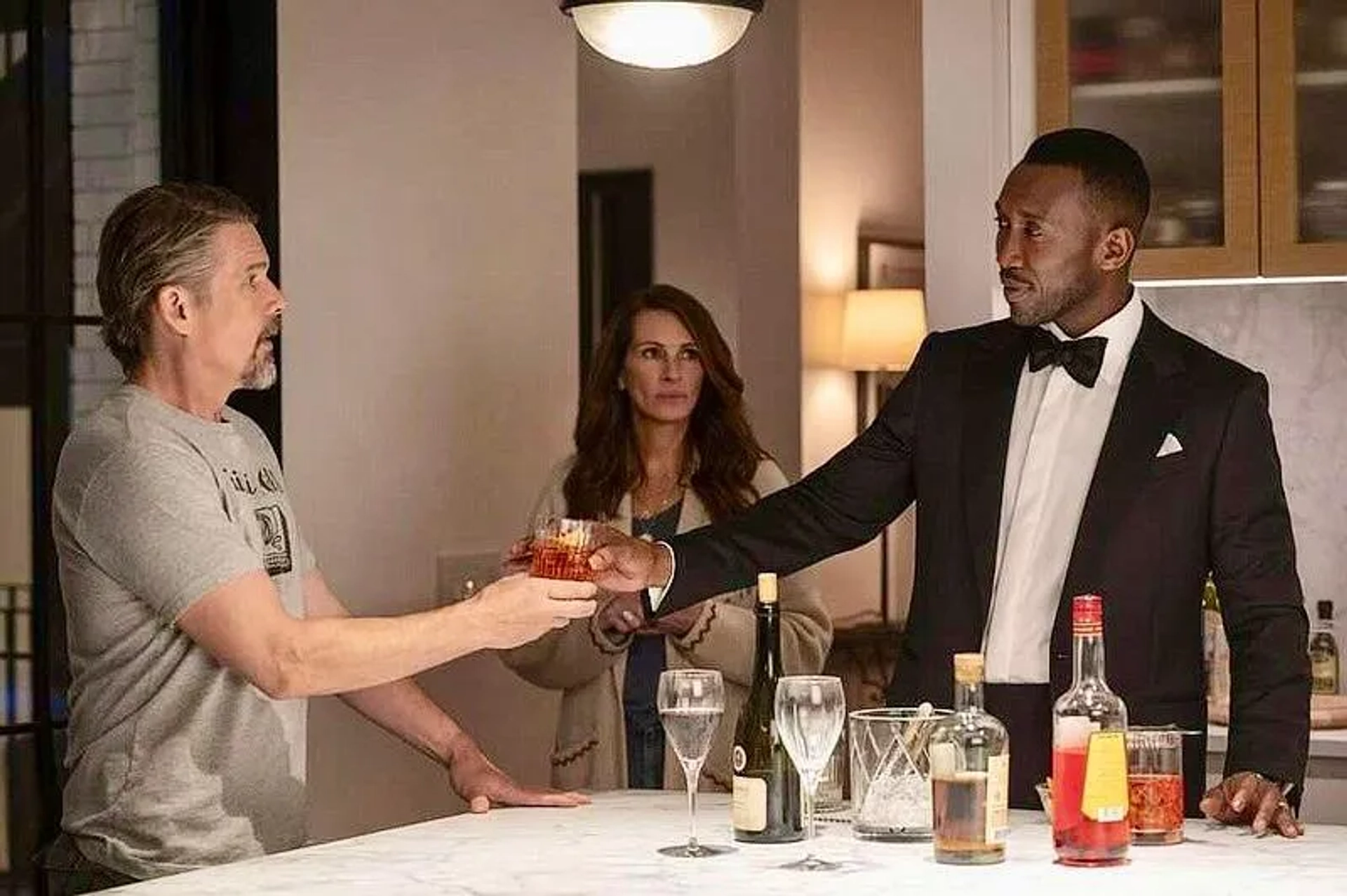 Ethan Hawke, Julia Roberts, and Mahershala Ali in Leave the World Behind (2023)