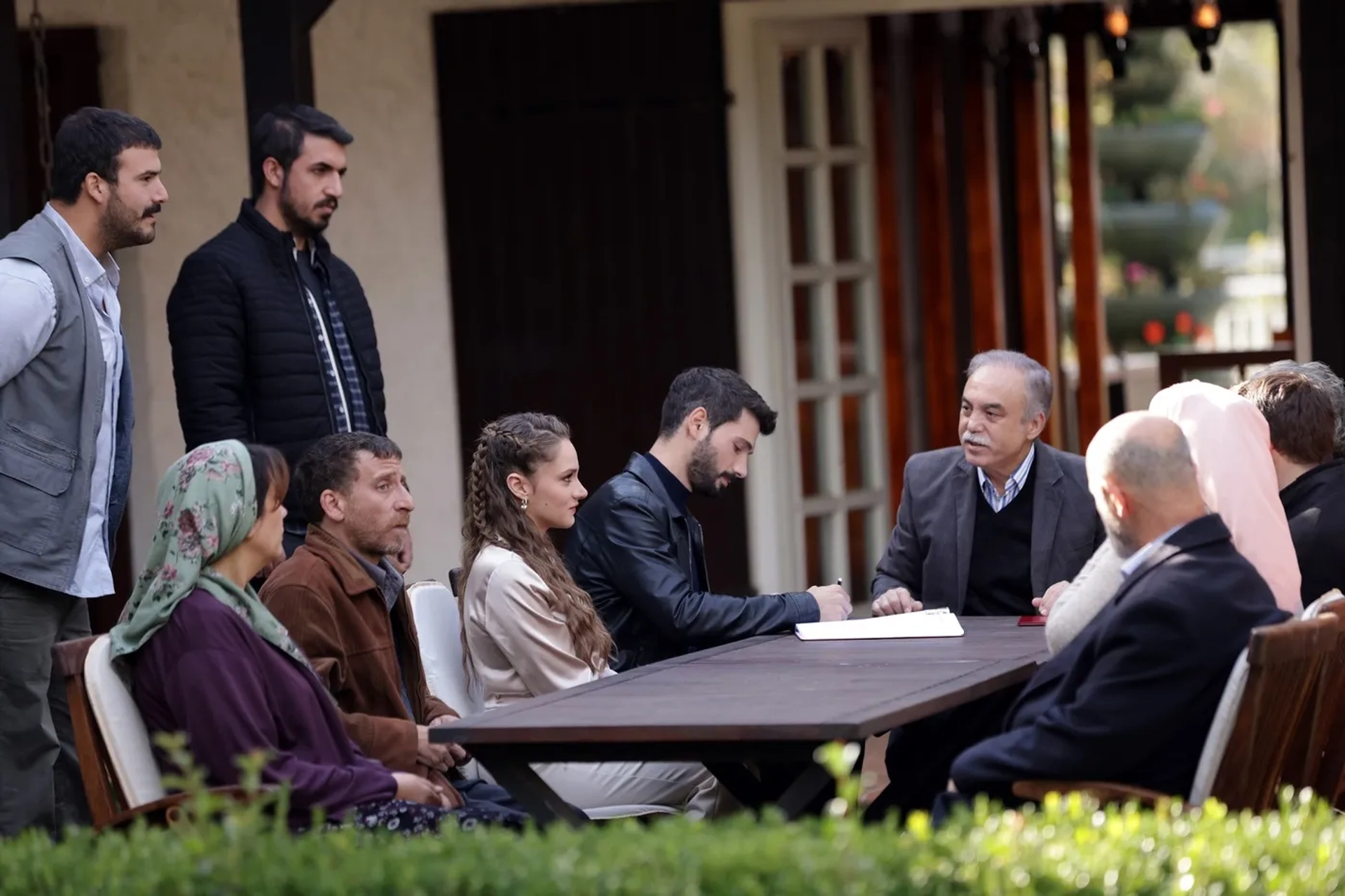 Özlem Baskaya, Berkay Akin, Miray Daner, Mazhar Alican Ugur, Deniz Can Aktas, and Haydar Sisman in Boundless Love (2023)