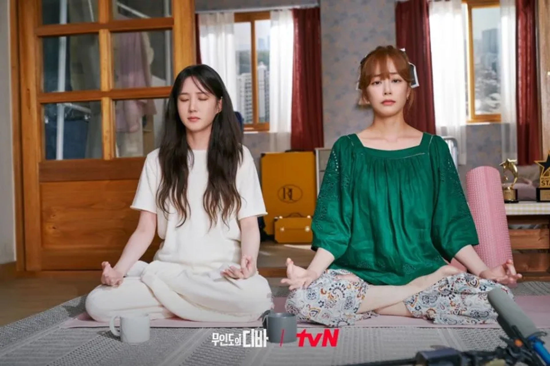 Kim Hyo-jin and Park Eun-bin in Castaway Diva (2023)