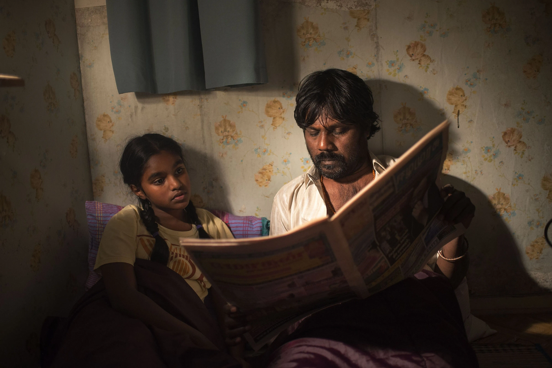 Jesuthasan Antonythasan and Claudine Vinasithamby in Dheepan (2015)