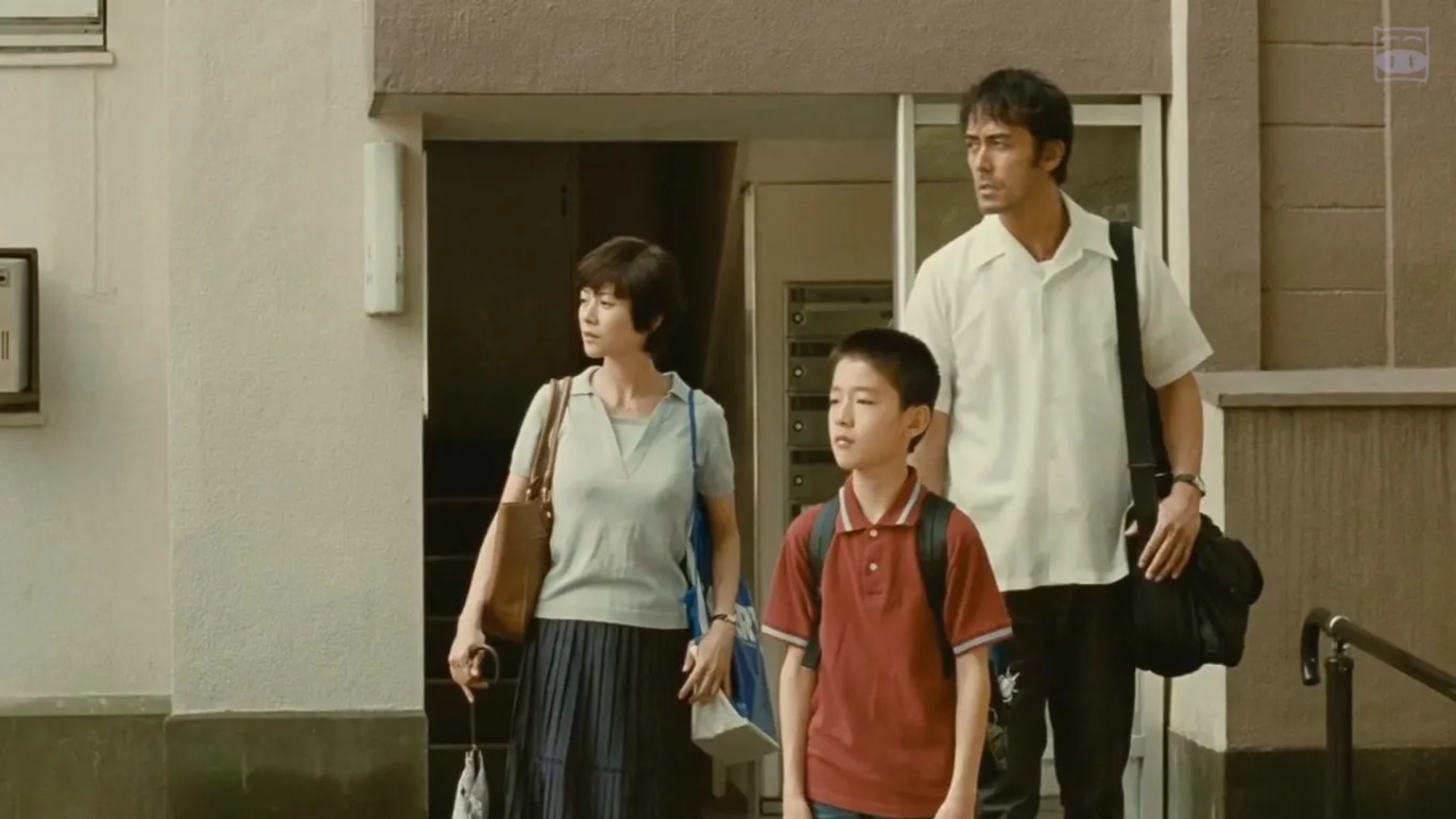 Hiroshi Abe, Yôko Maki, and Taiyô Yoshizawa in After the Storm (2016)