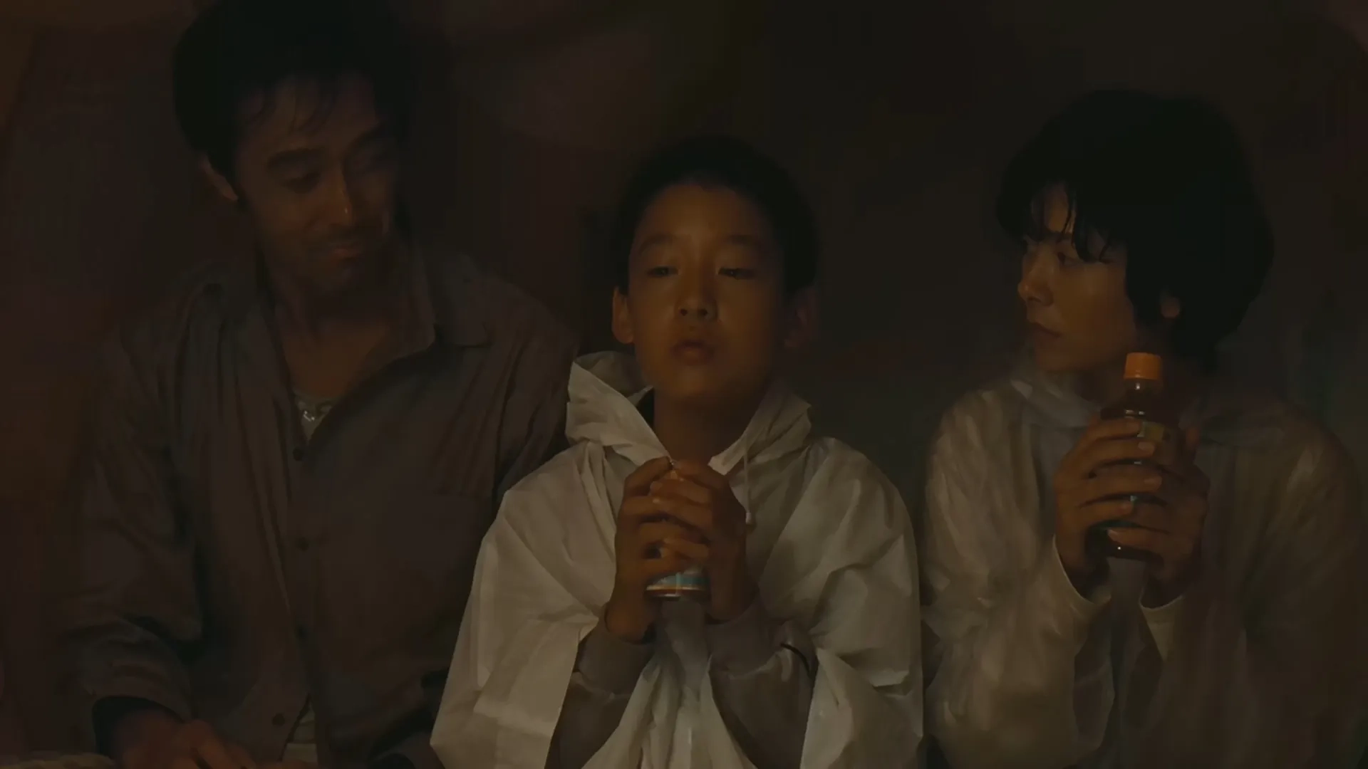 Hiroshi Abe, Yôko Maki, and Taiyô Yoshizawa in After the Storm (2016)