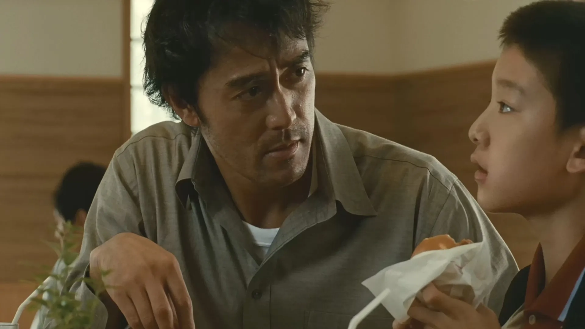 Hiroshi Abe and Taiyô Yoshizawa in After the Storm (2016)