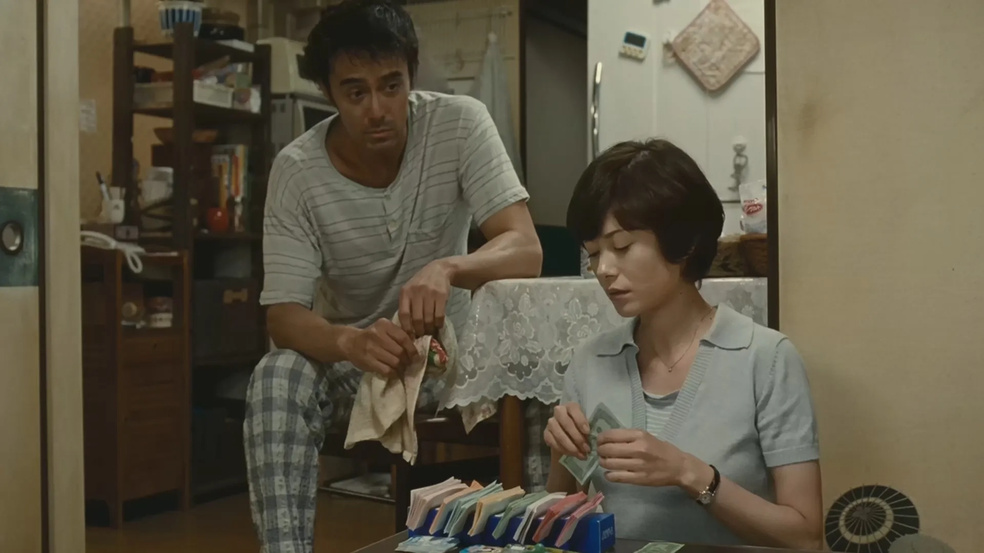 Hiroshi Abe and Yôko Maki in After the Storm (2016)