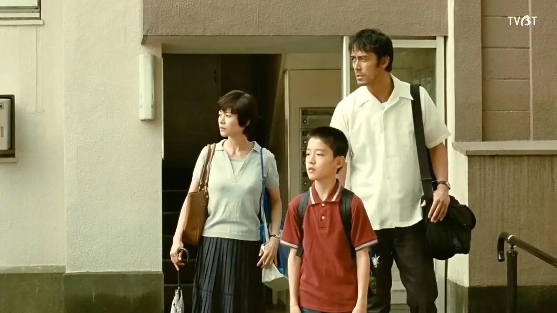 Hiroshi Abe, Yôko Maki, and Taiyô Yoshizawa in After the Storm (2016)