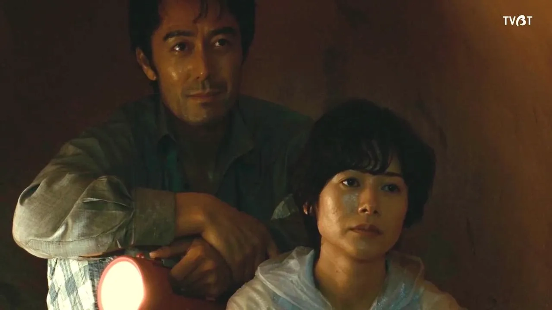 Hiroshi Abe and Yôko Maki in After the Storm (2016)