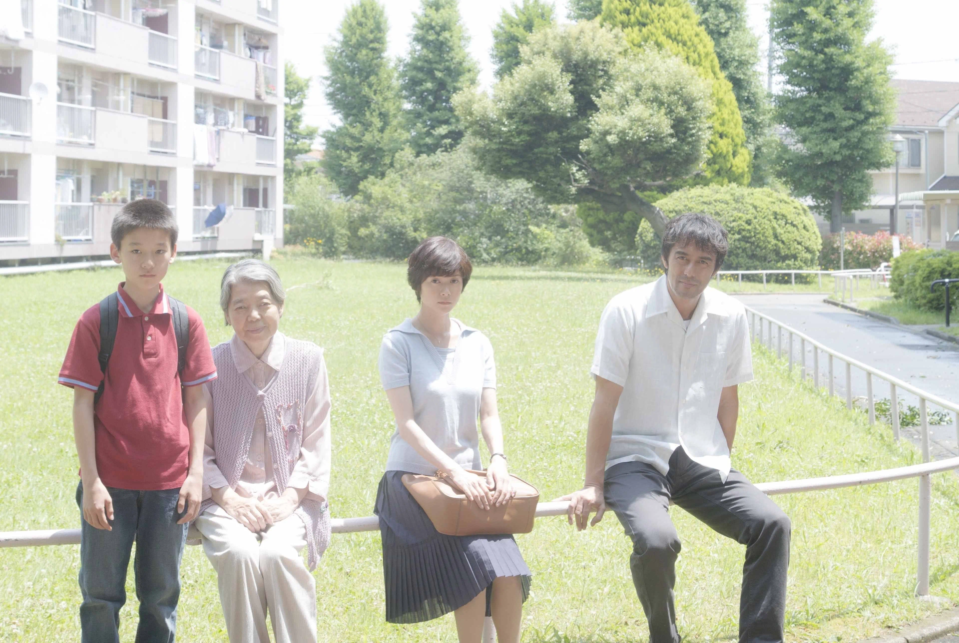 Hiroshi Abe, Kirin Kiki, Yôko Maki, and Taiyô Yoshizawa in After the Storm (2016)