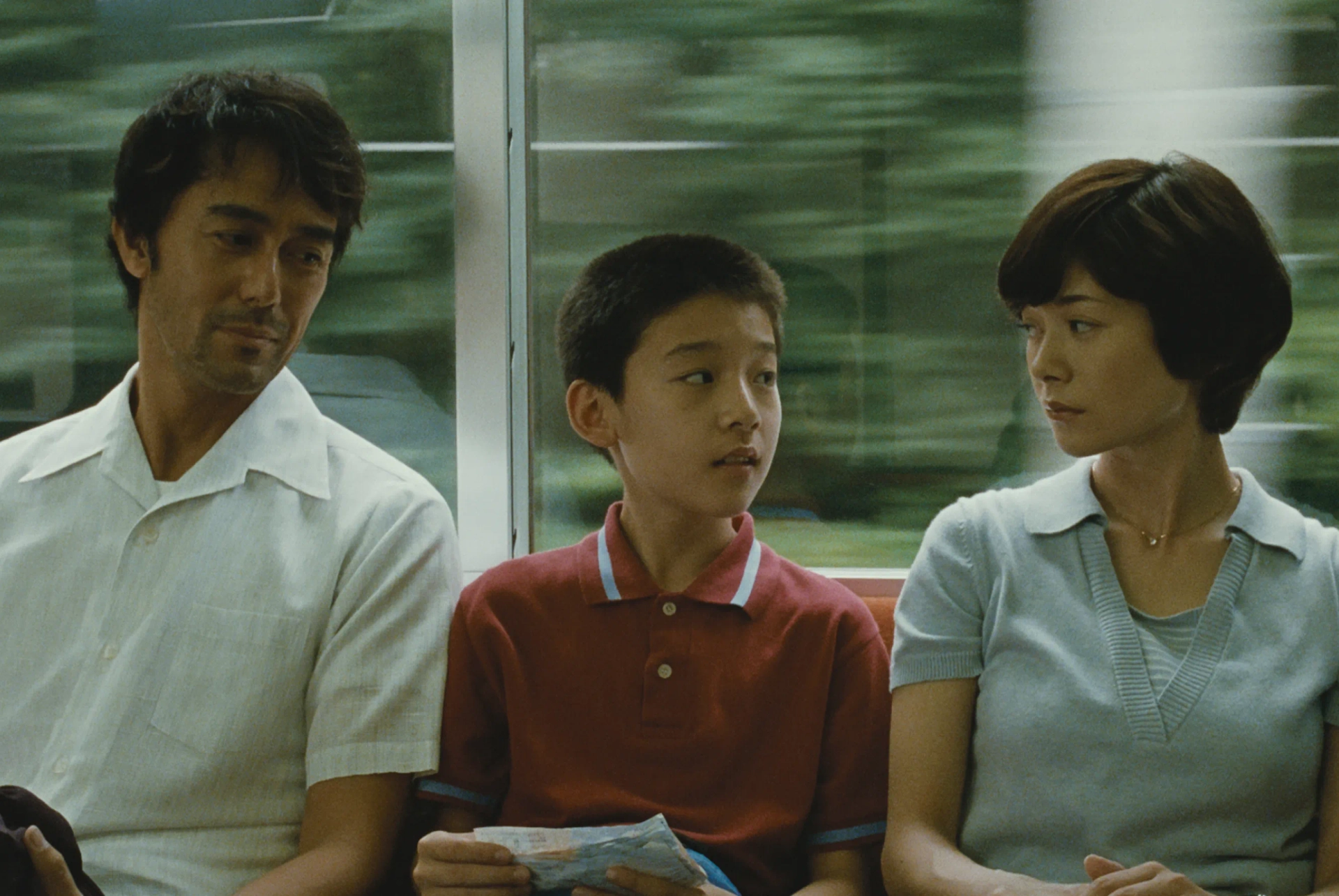 Hiroshi Abe, Yôko Maki, and Taiyô Yoshizawa in After the Storm (2016)