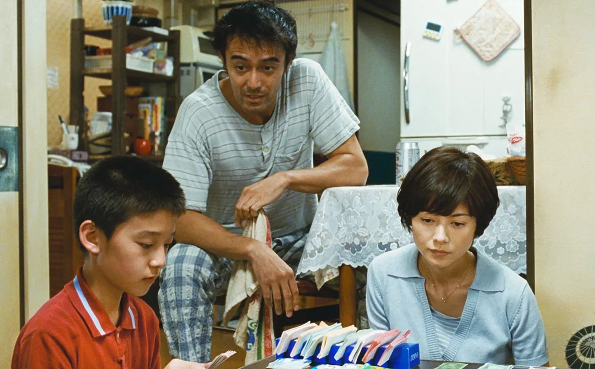 Hiroshi Abe, Yôko Maki, and Taiyô Yoshizawa in After the Storm (2016)