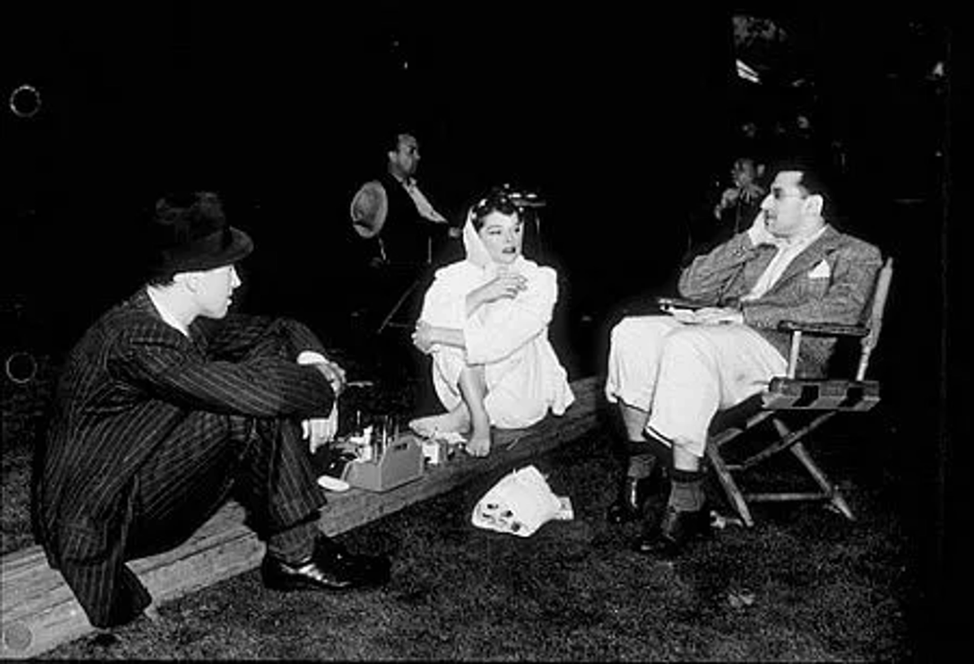 722-1004 Katharine Hepburn, James Stewart, Dir. George Cukor on location for "The Philadelphia Story" 1940 MGM