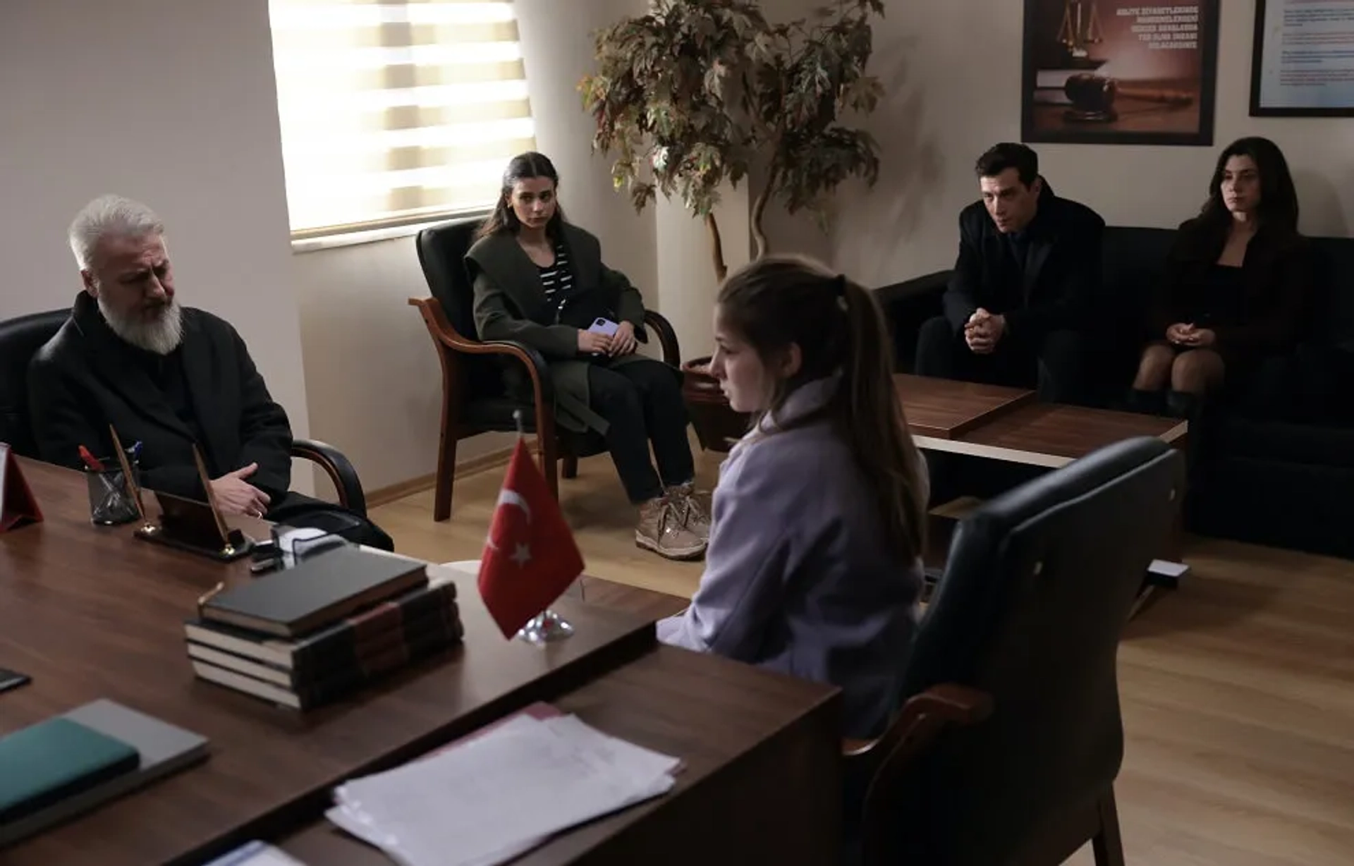 Damla Makar, Irem Tokat, Gökçe Bahadir, Baris Falay, and Selahattin Pasali in Ömer (2023)