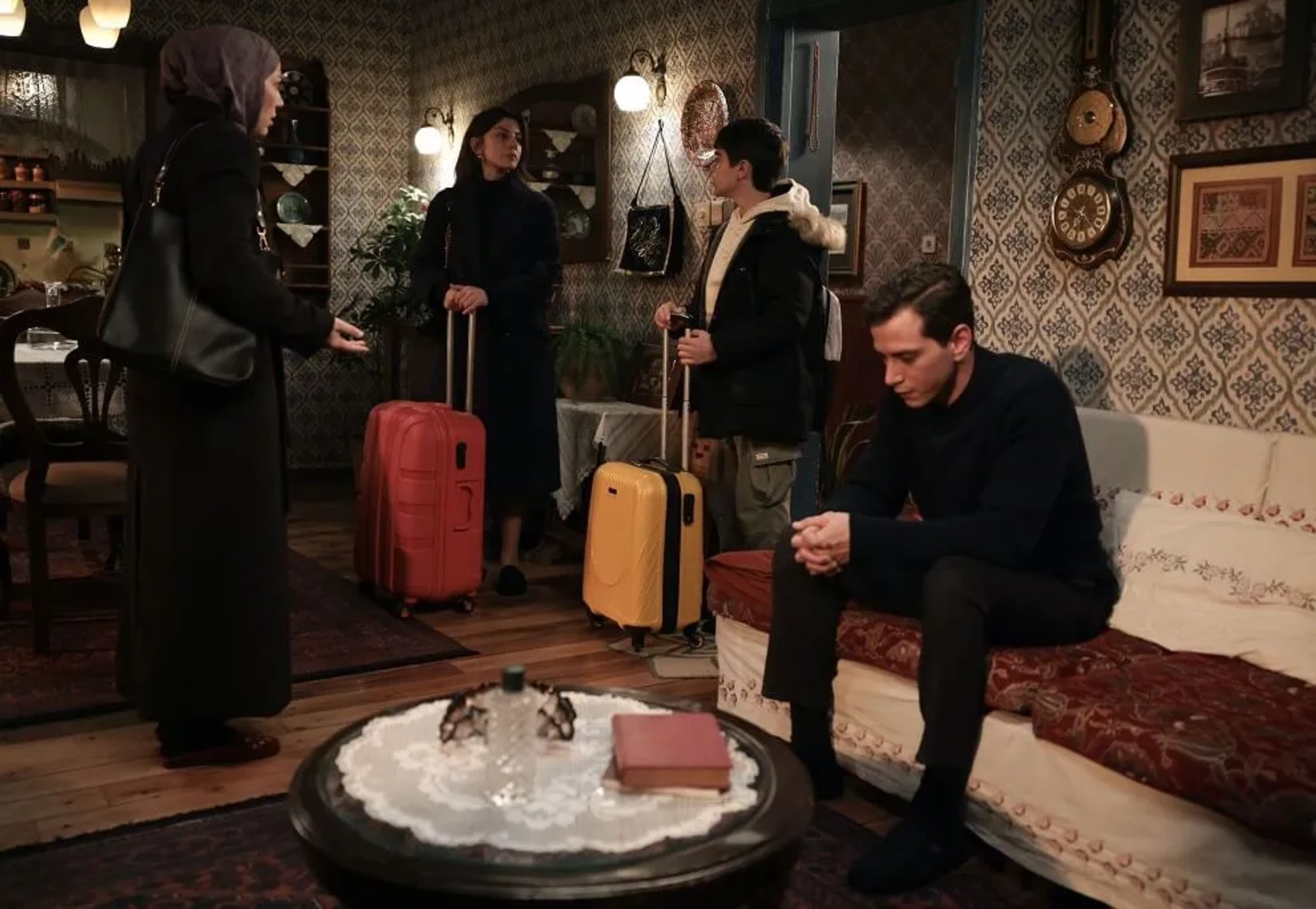 Metehan Parilti, Melike Güner, Gökçe Bahadir, and Selahattin Pasali in Ömer (2023)