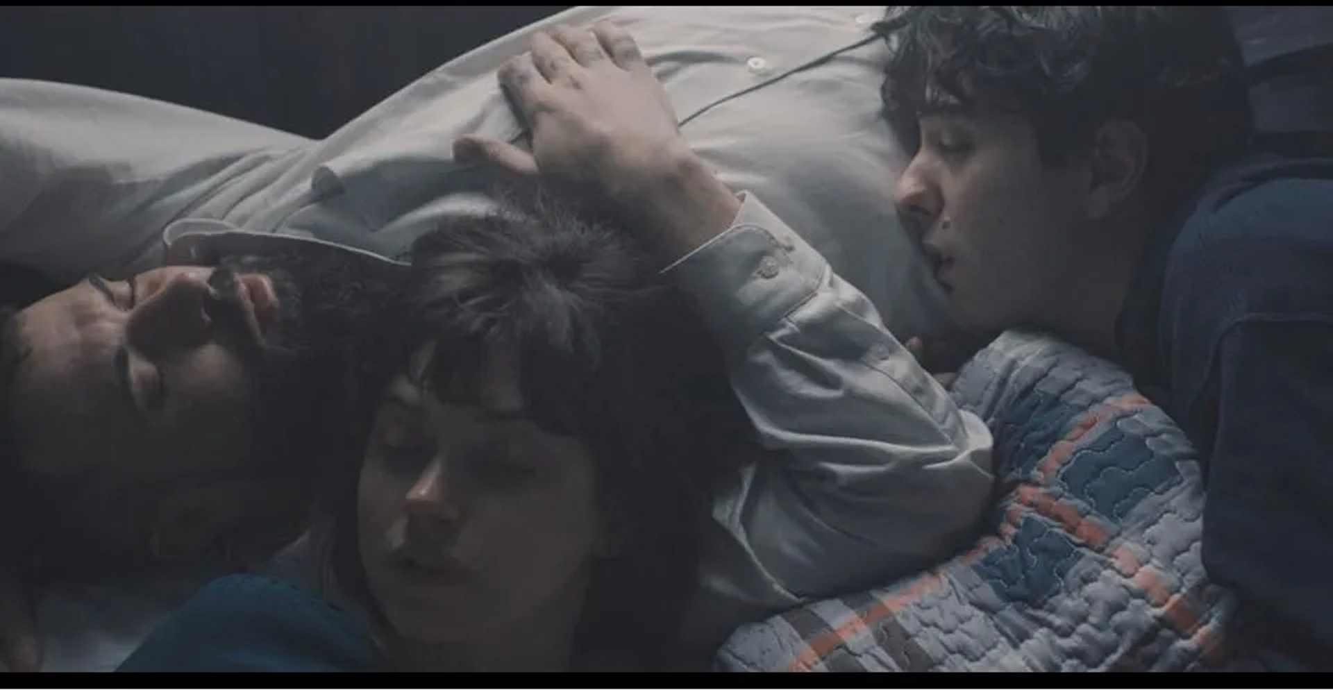 Imogen Poots and Alex Wolff in Castle in the Ground (2019)