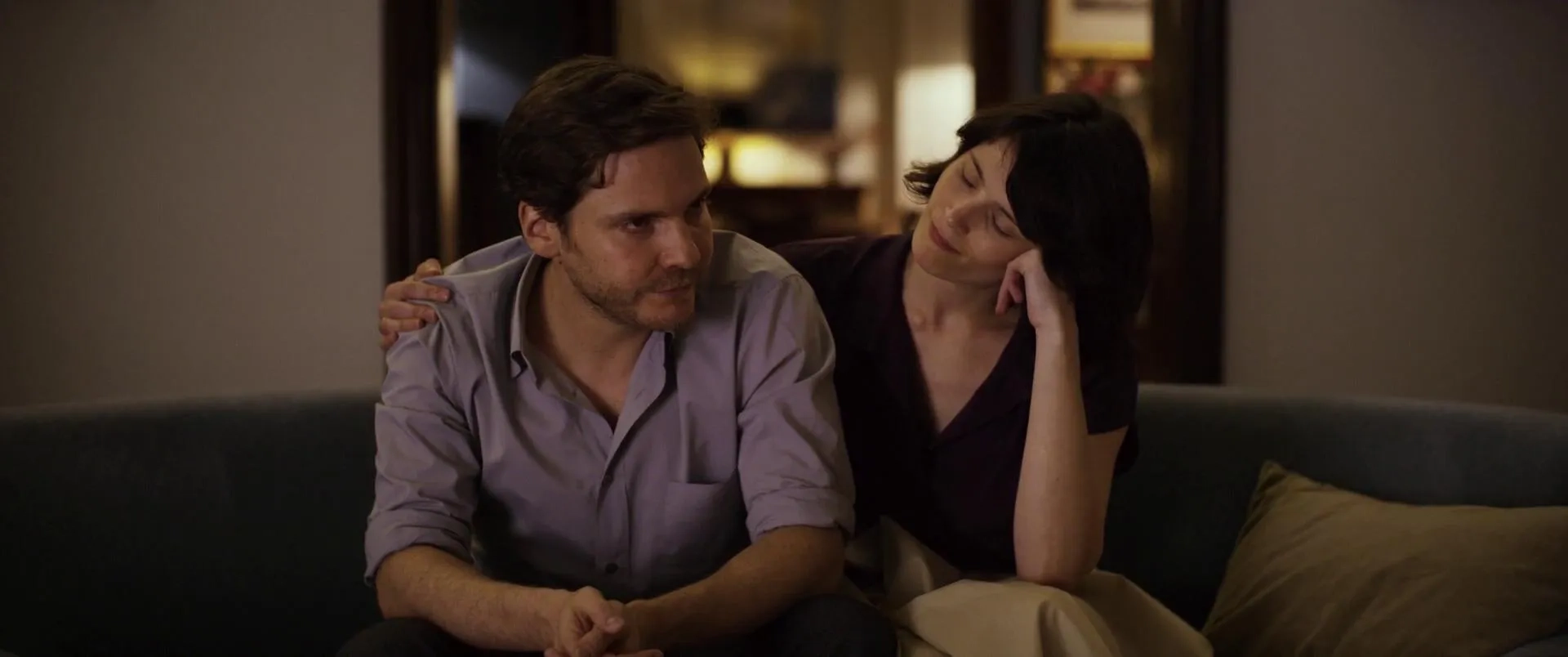 Daniel Brühl and Gemma Arterton in My Zoe (2019)