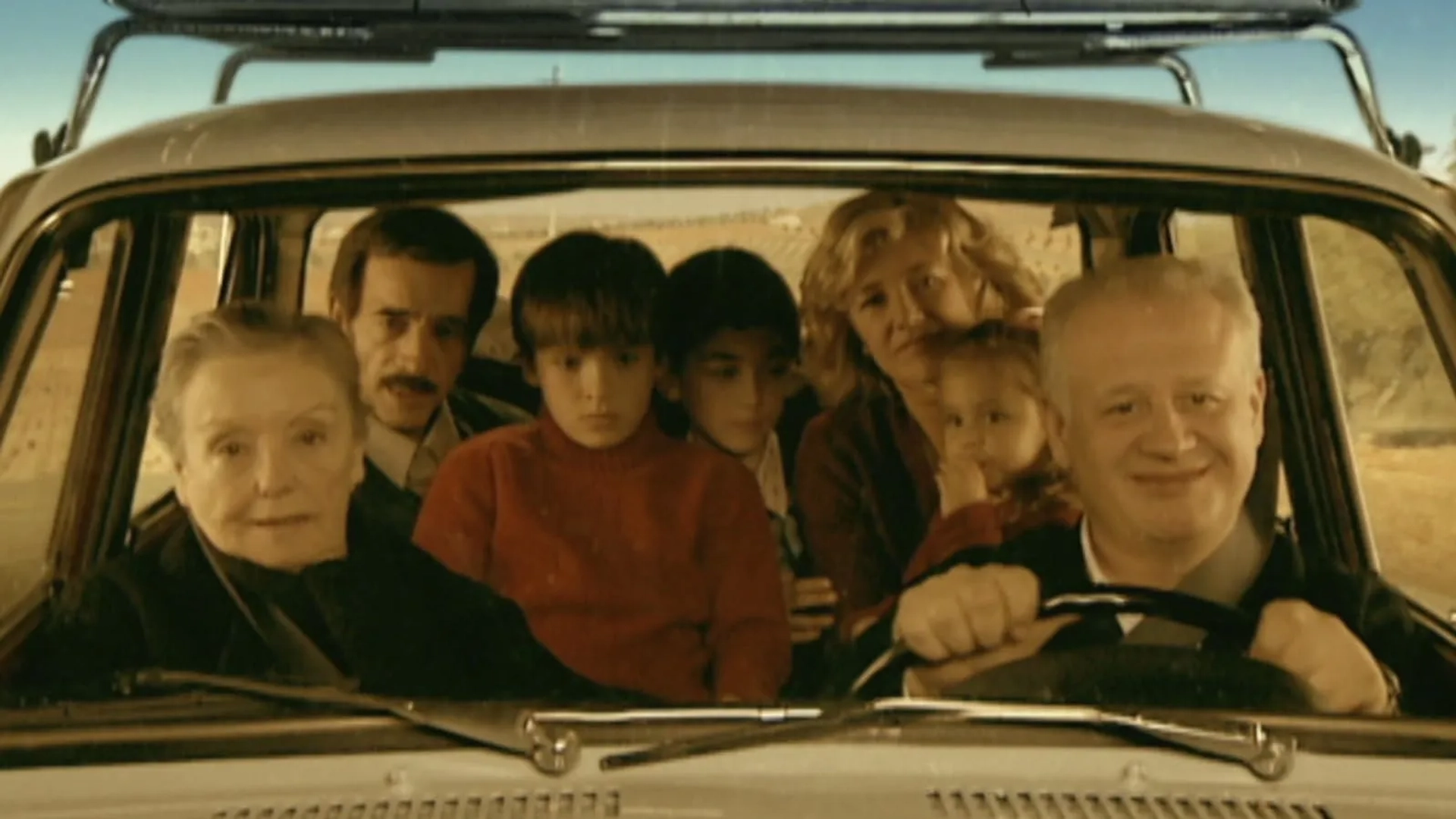 Imanol Arias, Ana Duato, Juan Echanove, María Galiana, Ricardo Gómez, Santiago Crespo, and Esmeralda García in Cuéntame (2001)