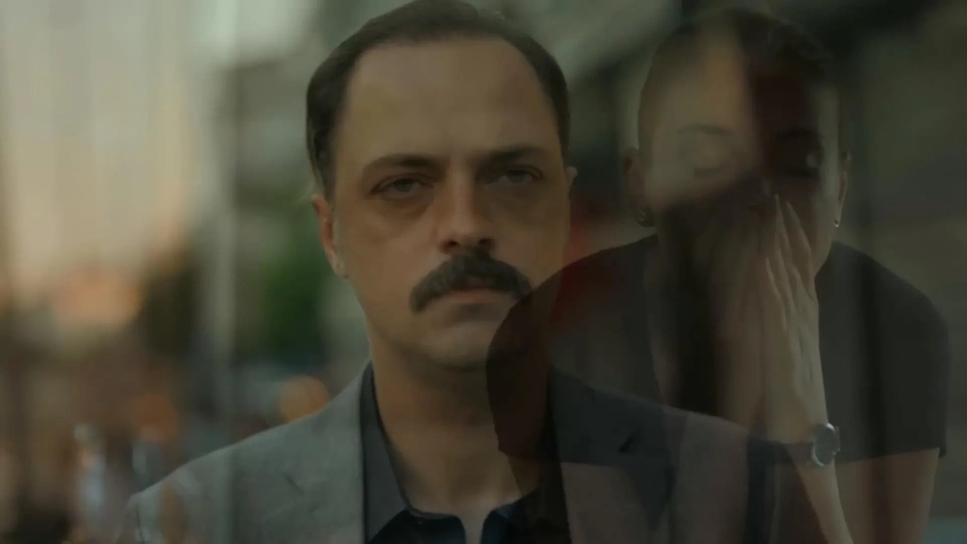 Ertan Saban and Özge Özberk in Let Life Come as It Knows (2022)