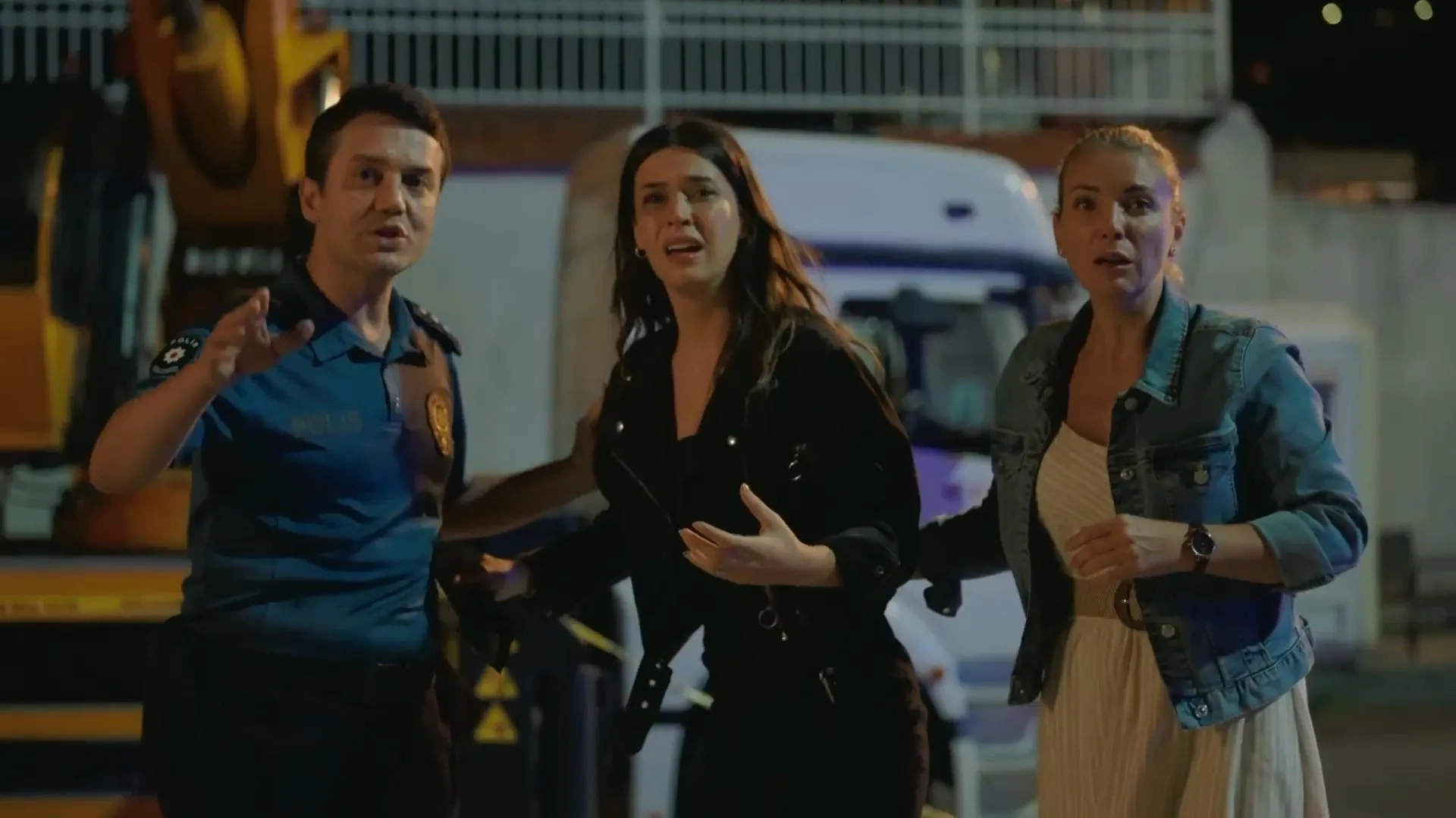 Özge Özberk and Devrim Özkan in Let Life Come as It Knows (2022)