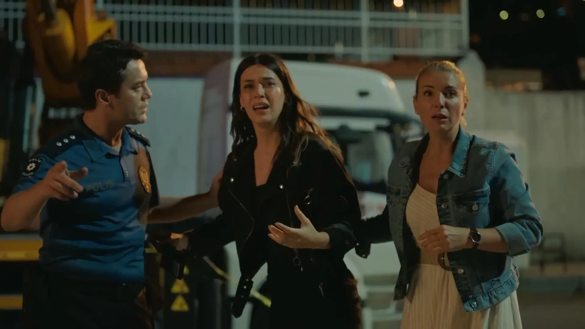 Özge Özberk and Devrim Özkan in Let Life Come as It Knows (2022)