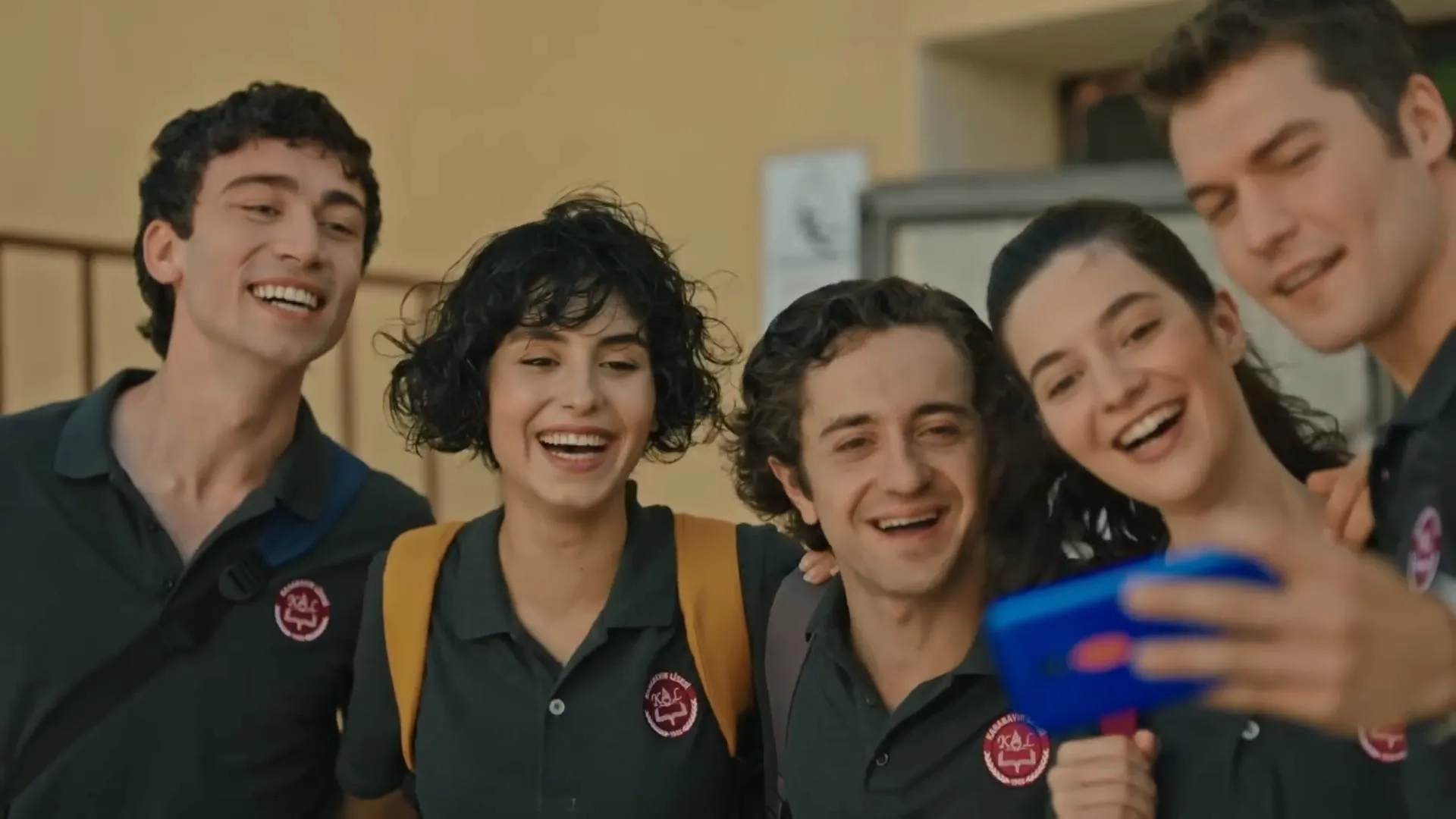 Özgü Delikanli, Rojbin Erden, Ali Berge, Onur Özer, and Sanem Babi in Let Life Come as It Knows (2022)