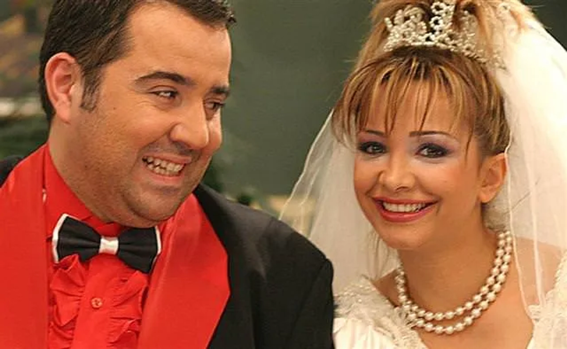 Ata Demirer and Evrim Akin in Avrupa Yakasi (2004)