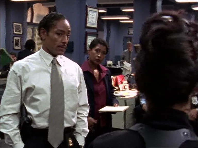 Giancarlo Esposito and Toni Lewis in Homicide: Life on the Street (1993)