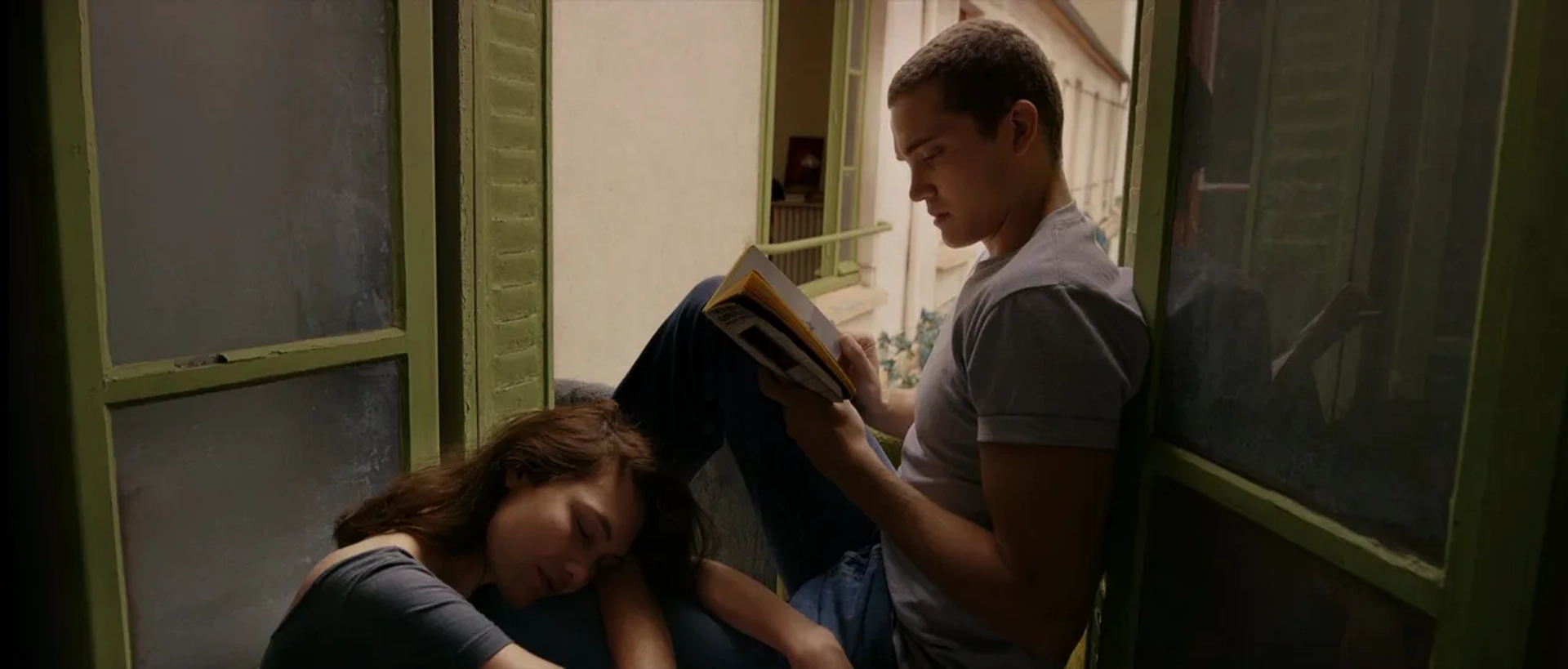 Karl Glusman and Aomi Muyock in Love (2015)