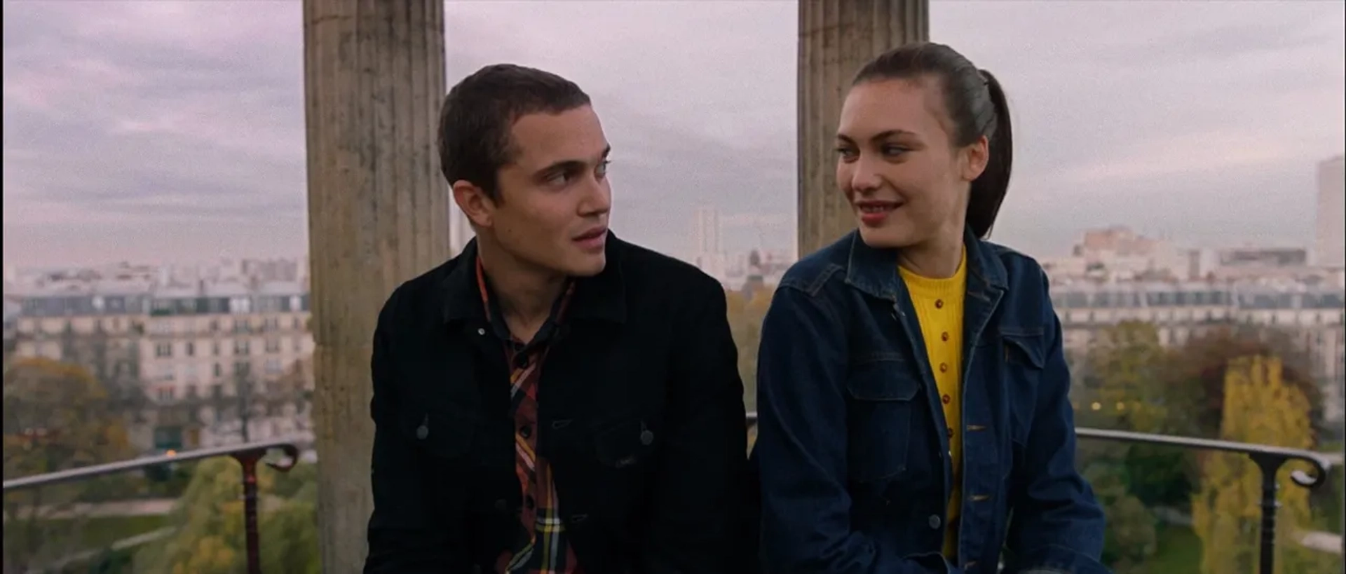 Karl Glusman and Aomi Muyock in Love (2015)